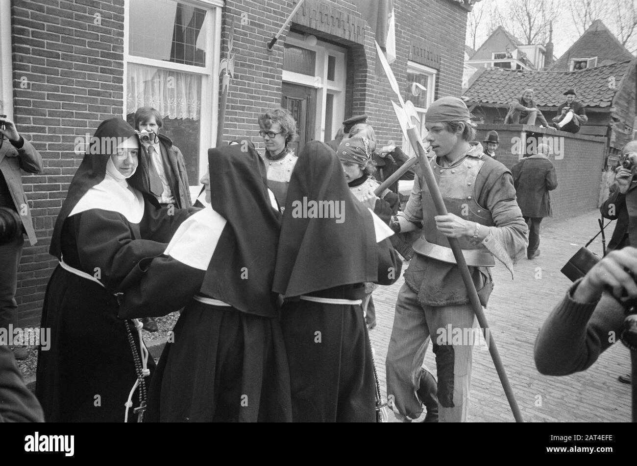 Residents of Den Briel celebrate in old costumes liberation by Watergeuzen  in 1572 Date: 1 april 1972 Location: Brielle, South-Holland Keywords:  costumes Stock Photo - Alamy