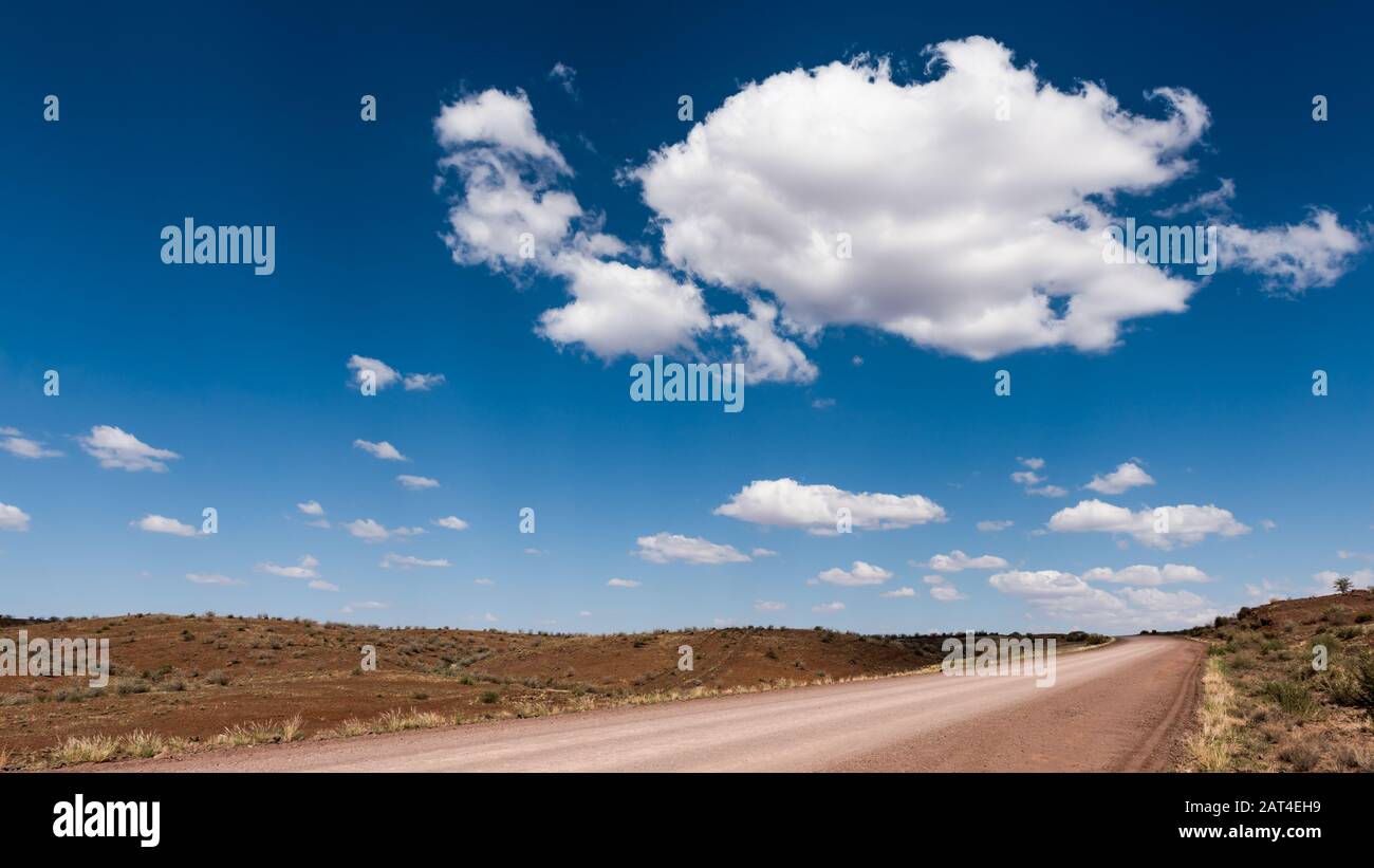 Weites Land Namibia mit Schäfchenwolken Stock Photo