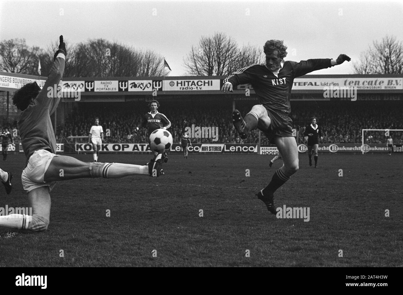 Football Match Az '67 - Fc Amsterdam: 2-0 Jan Jongbloed (Fc Amsterdam)  Saves A Shot Of Kees Kist Date: 20 March 1977 Location: Alkmaar,  Noord-Holland Keywords: Sport, Football, Matches Person Name :