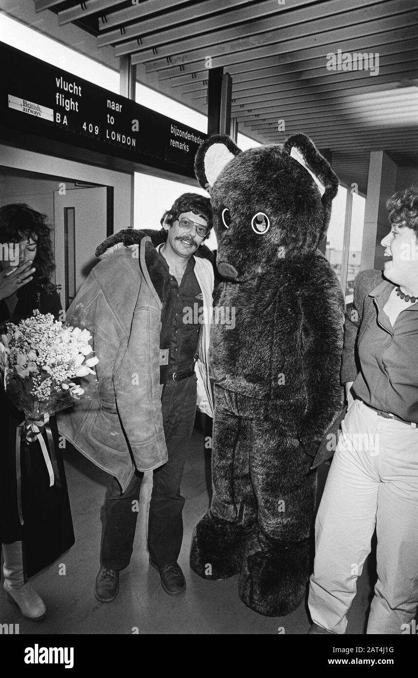 Jan Willem van de Wetering op Schiphol greeted by bear in connection with  the appearance of the 200-th black bear book, The Butterfly Hunter Date: 3  March 1982 Location: Noord-Holland, Schiphol Keywords:
