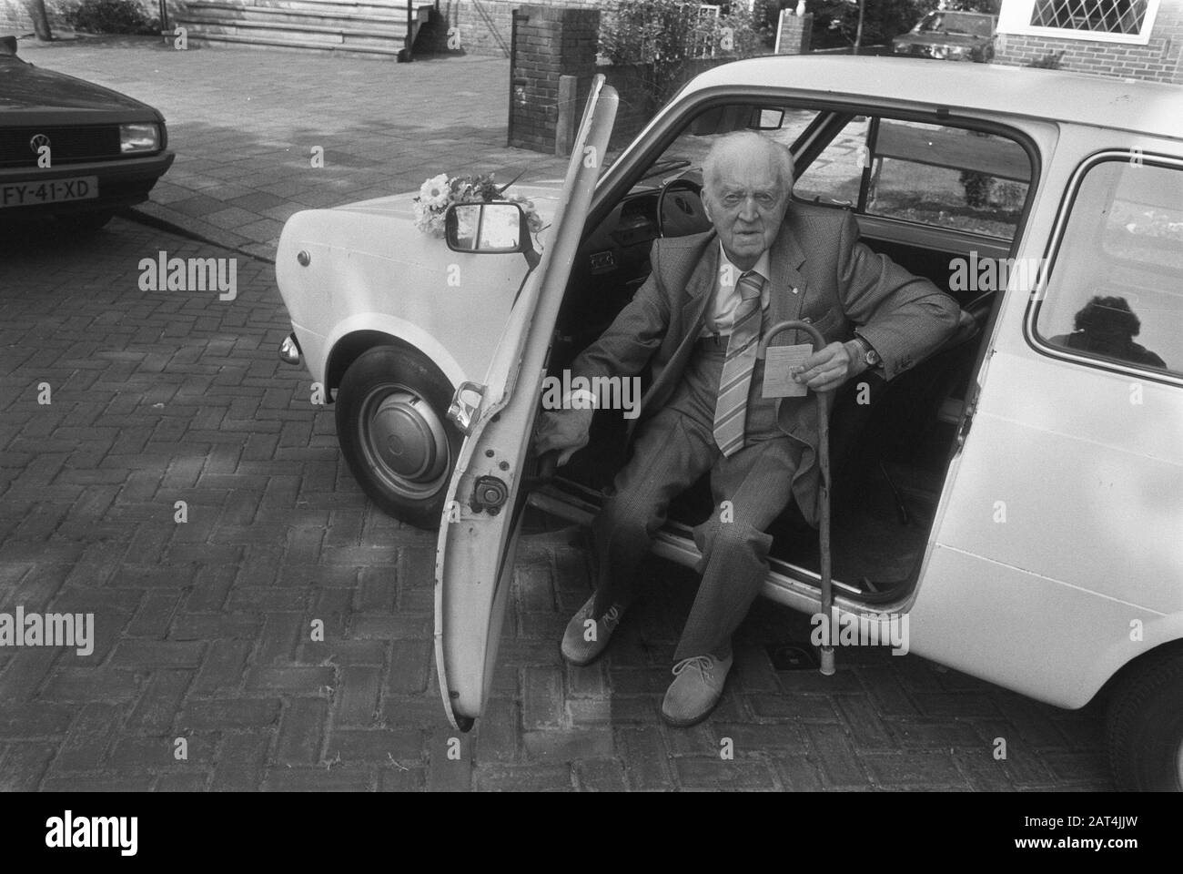 Hundred years and still motorist  Year old man Bander with his car Date: May 31, 1983 Keywords: cars, elderly people Stock Photo