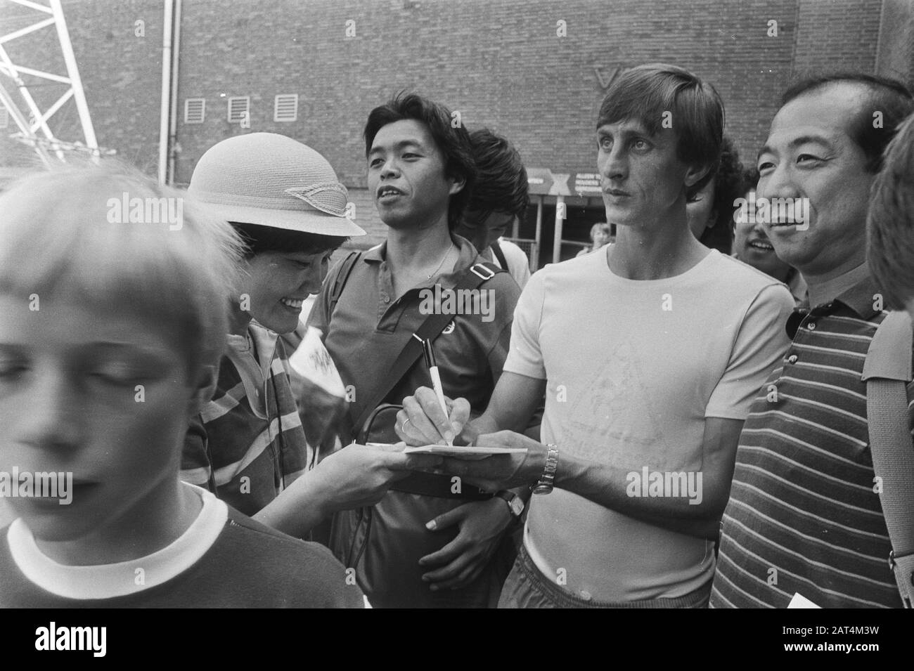 National Archive  Japanese football fans with Johan Cruijff (after training Ajax) Date: July 13, 1982 Manufacturer: Anefo/Bogaerts Component Number: 932-2446 URL: [1] For more information about the National Archive: www.nationaalarchief.nl For more pictures from this and other collections, visit our Stock Photo