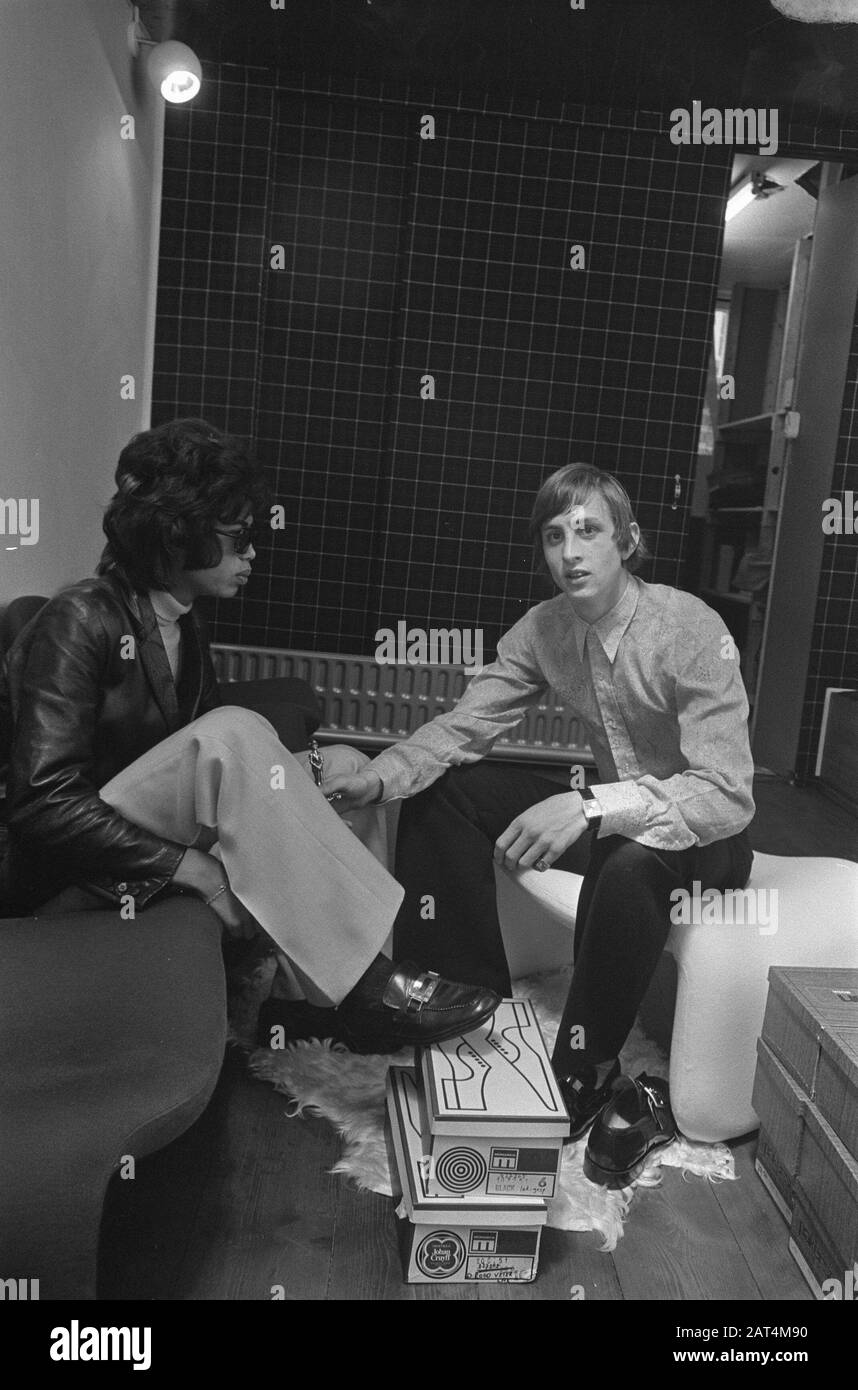 Johan Cruyff opens his shoe shop in Kinkerstraat Amsterdam. J. Cruyff helps  a customer Date: 3 December 1969 Location: Amsterdam, Noord-Holland  Keywords: openings, shops Personal name: Cruijff, J Stock Photo - Alamy