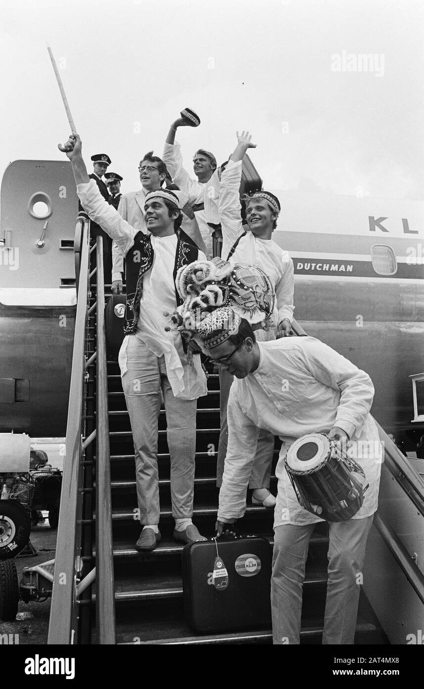 Johnny Lion and Jumping Jewels back from the Far East Annotation: On the plane stairs Date: 15 June 1964 Location: Noord-Holland, Schiphol Keywords: pop music, airports, singers Personal name: Lion, Johnny Stock Photo