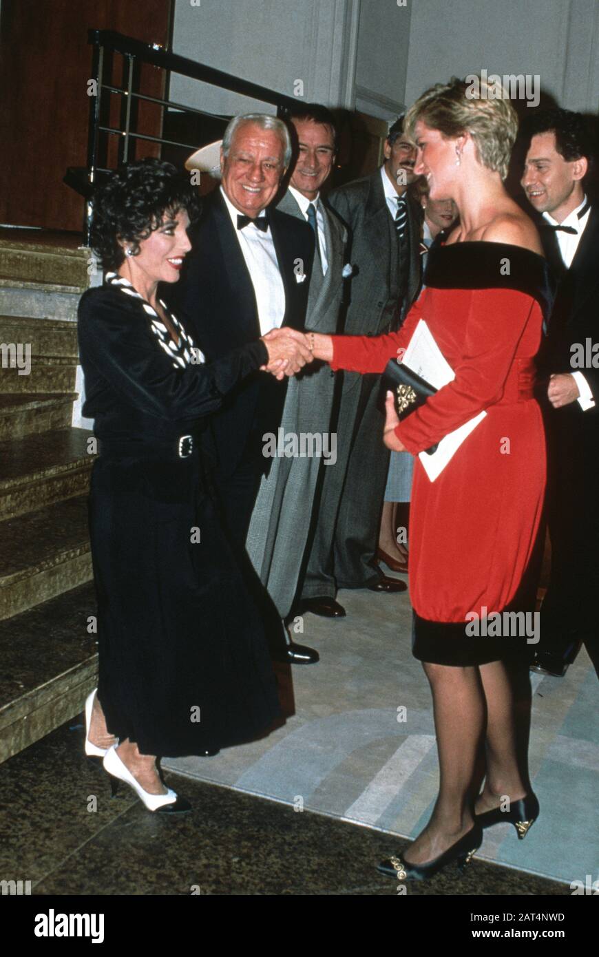 Joan Collins and HRH Princess Diana at a charity performance of 'Private Lives' in London, England - September 1990 Stock Photo