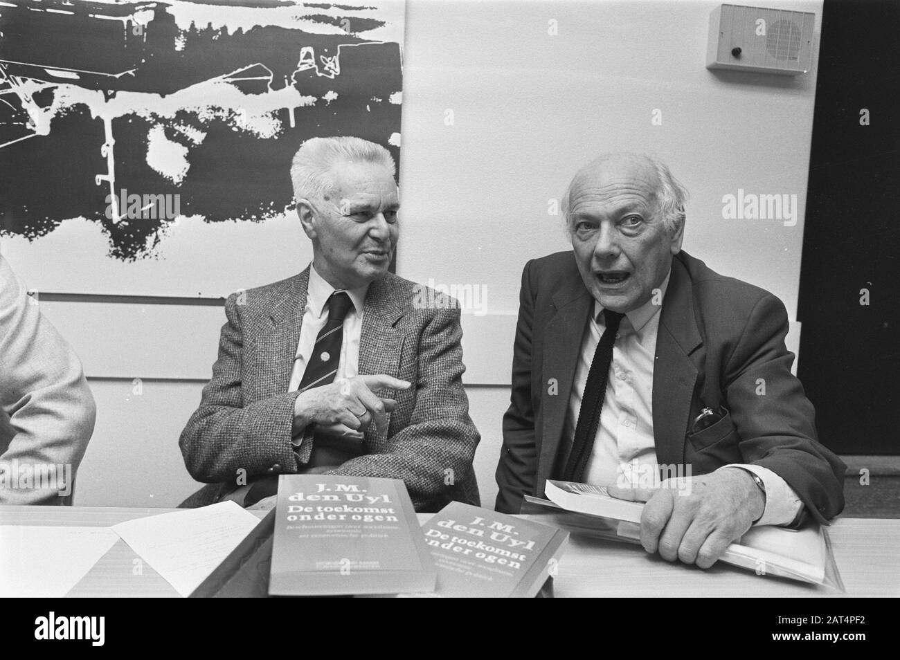 Joop den Uyl (r.) offered in The Hague 1st copy of his collection de Future  to Professor Jan Tinbergen Joop den Uyl (r.) and Jan Tinbergen Date: 25  March 1986 Location: The