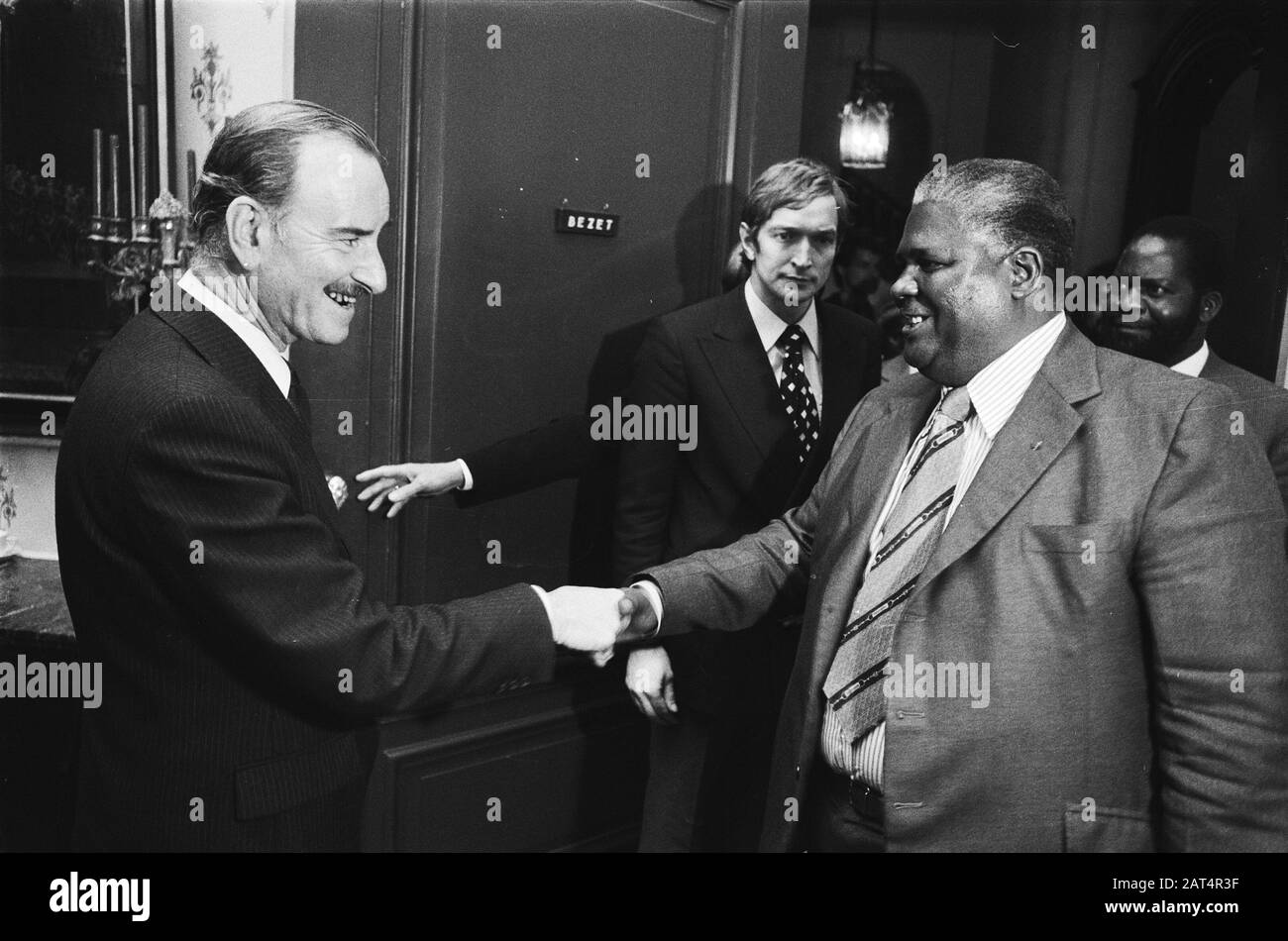 Joshua Nkomo, leader Rhodesian Patriotic Front, visiting Minister Van de Klaauw Date: 19 April 1978 Keywords: visits, ministers Personal name: Joshua Nkomo Institution name: Joshua Nkomo: Rhodesisch Patriotic Front Stock Photo
