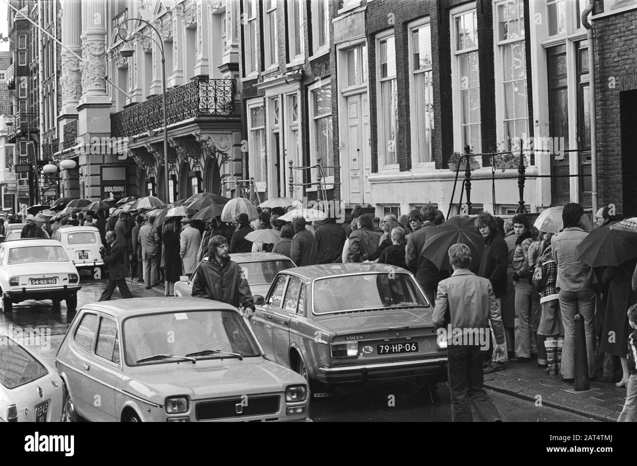 Ticket sales Carre for musical Foxtrot t.g.v. 90th anniversary Carre; entrance prices as in 1887 Date: 2 October 1977 Location: Amsterdam, Noord-Holland Keywords: musicals, theaters Institution name: Carré Stock Photo