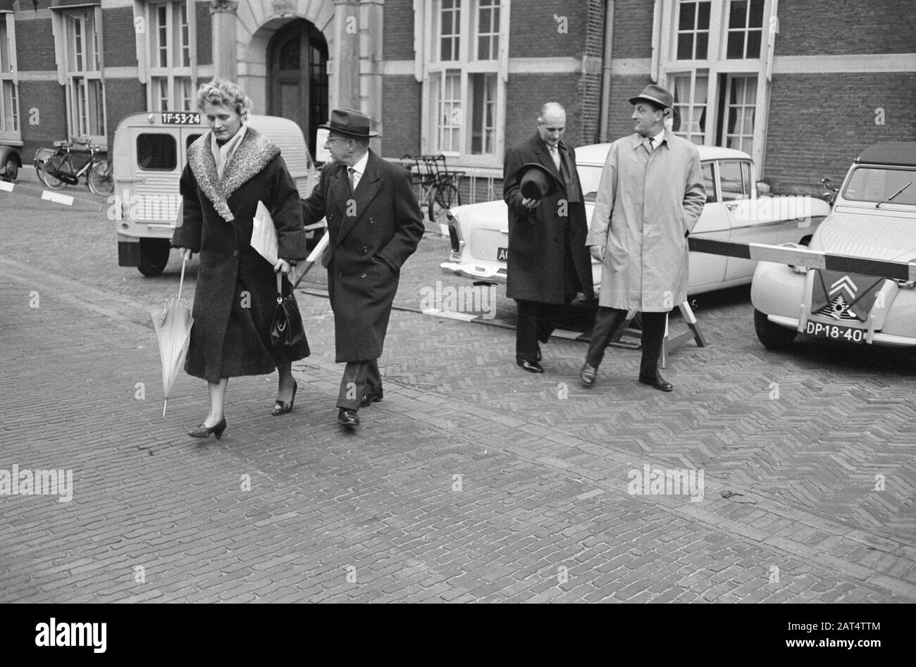 Cabinet meeting in connection with New Guinea. Minister Klompé, professor  de Quay crossing Date: 22 December 1961 Location: Den Haag, Zuid-Holland  Personal name: Klompé, Marga, Quay, Jan de Stock Photo - Alamy