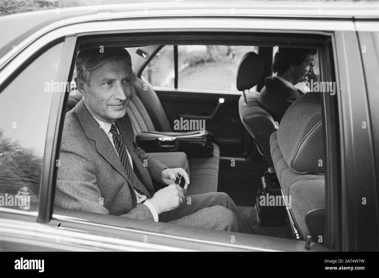 crisis; Van Agt in de auto after meeting Date May 12