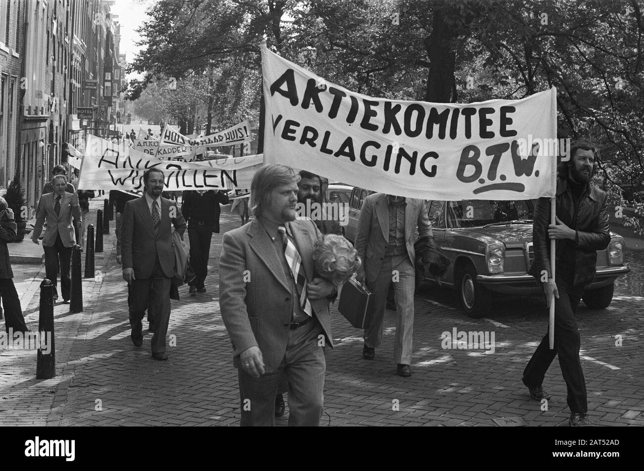 Hairdressers demonstrate at VAT rates in Amsterdam; demonstrators on the way Date: 29 September 1975 Location: Amsterdam, Noord-Holland Keywords: Hairdressers, demonstrators, demonstrations Stock Photo