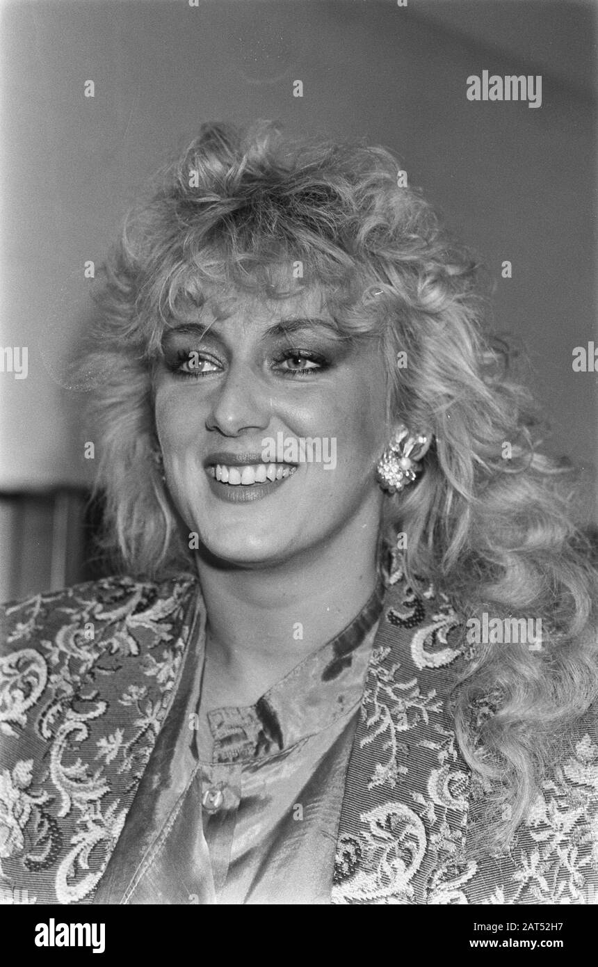 Karin Flowers (grandartist) at VARA press conference Date September 22