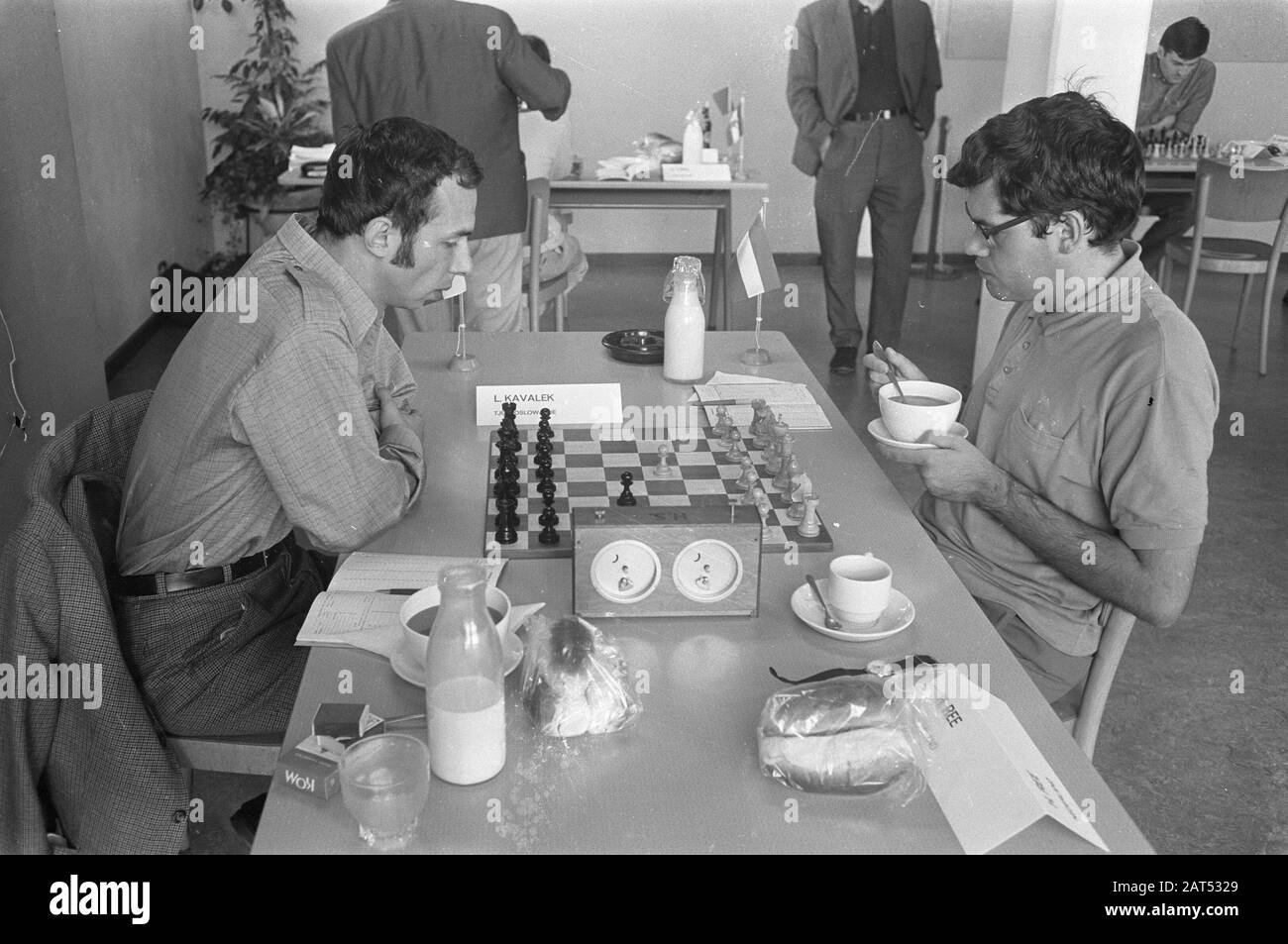 IBM Chess Tournament 1968 Description: Bronstein (l) plays against  Shamkovich (r). Kavalek looks along Date: 31 July 1968 Location: Amsterdam,  Noord-Holland Keywords: group portraits, chess players, chess tournaments, chess  players Personal name