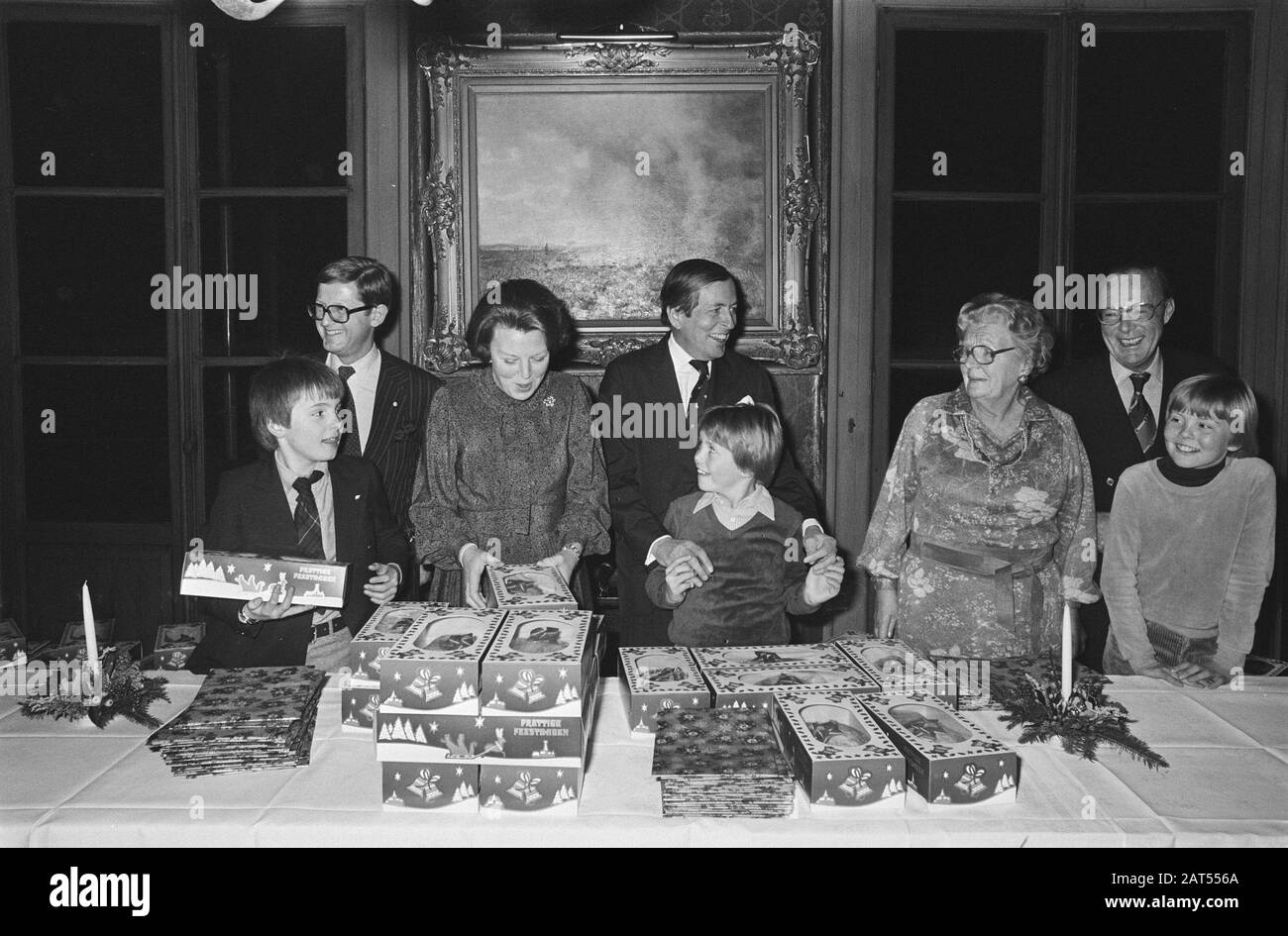 Christmas celebration Royal family in Apeldoorn; Royal family during handing out Christmas packages Date: December 20, 1978 Keywords: Christmas celebrations, families, Christmas packages Stock Photo