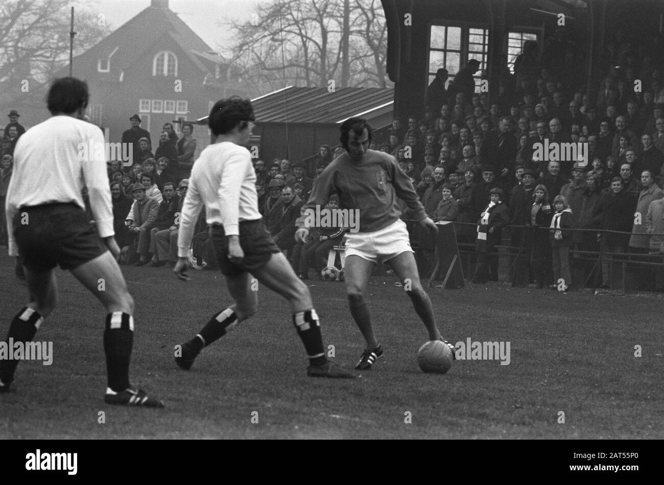 KHFC against Old Internationals, number 3 and 5 Coen Moulijn in action Date: January 1, 1973 Location: Haarlem Keywords: sport, football Personname: Moulijn, Coen Stock Photo