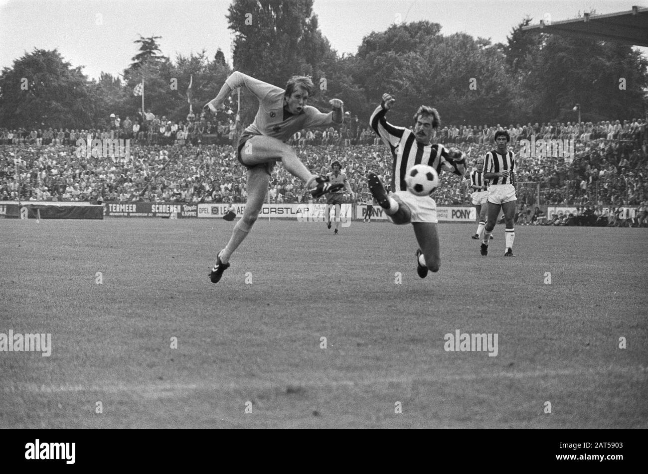 Willem II- Ajax 1-3; Jensen (left) opens the score for Ajax, Van de Ven  can't prevent this Date: August 19, 1979 Location: Noord-Brabant, Tilburg  Keywords: sport, football Person name : Jensen, Henning,