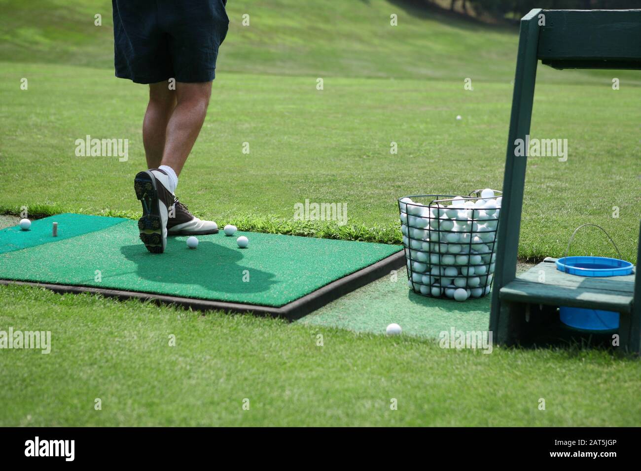 Joueur De Golf Homme Frapper De Fairway Sur Le Golf Au Jour Ensoleillé  Banque D'Images et Photos Libres De Droits. Image 56995522