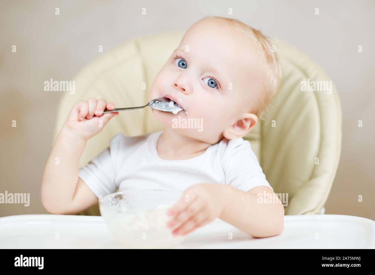 младенец срыгивает со слюной. срыгивание у новорожденных зубы. срыгивание фонтаном у грудничка. срыгивание новорожденного. Baby barf.