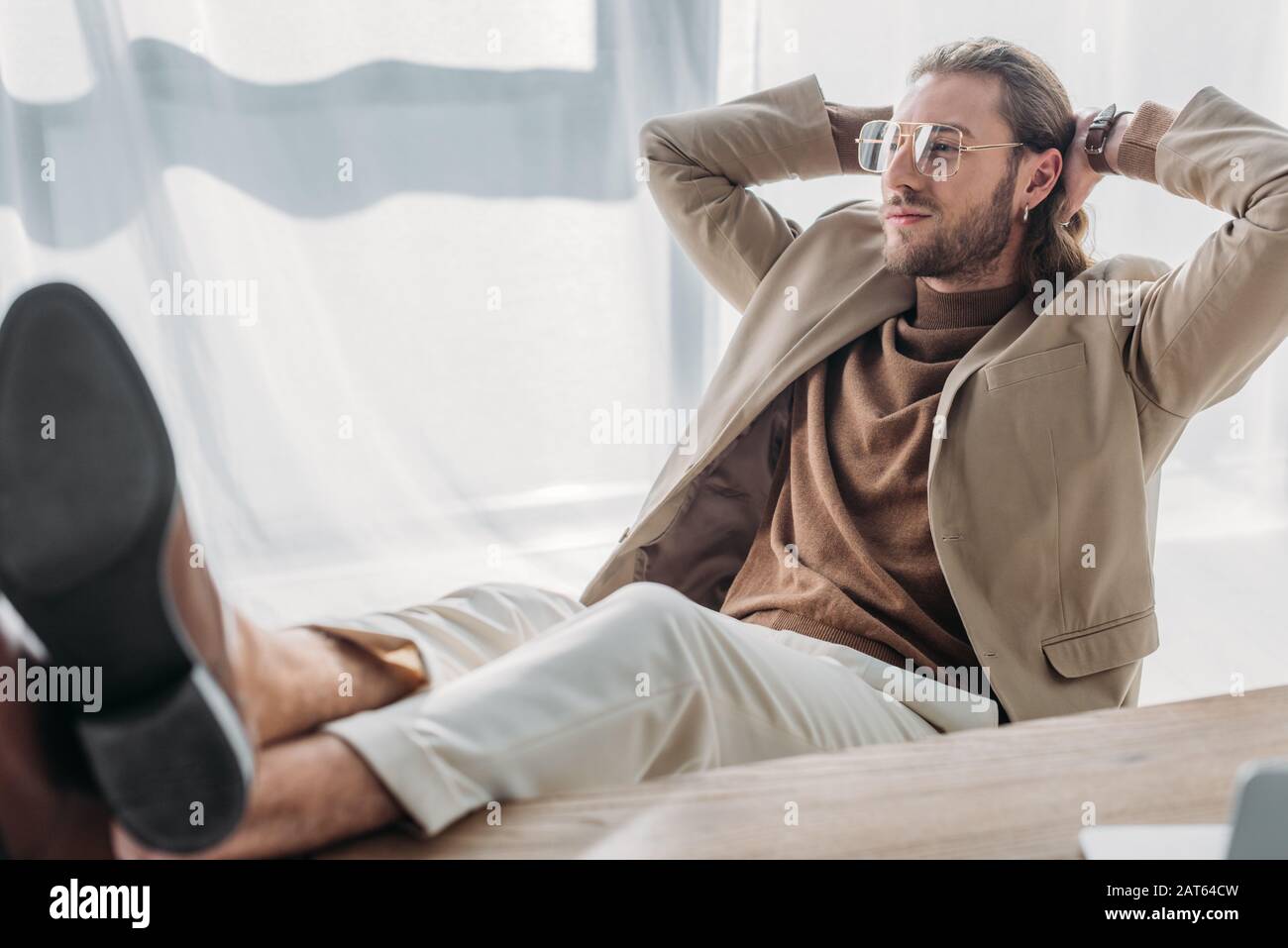 Aggregate more than 141 hand behind head pose best vova.edu.vn