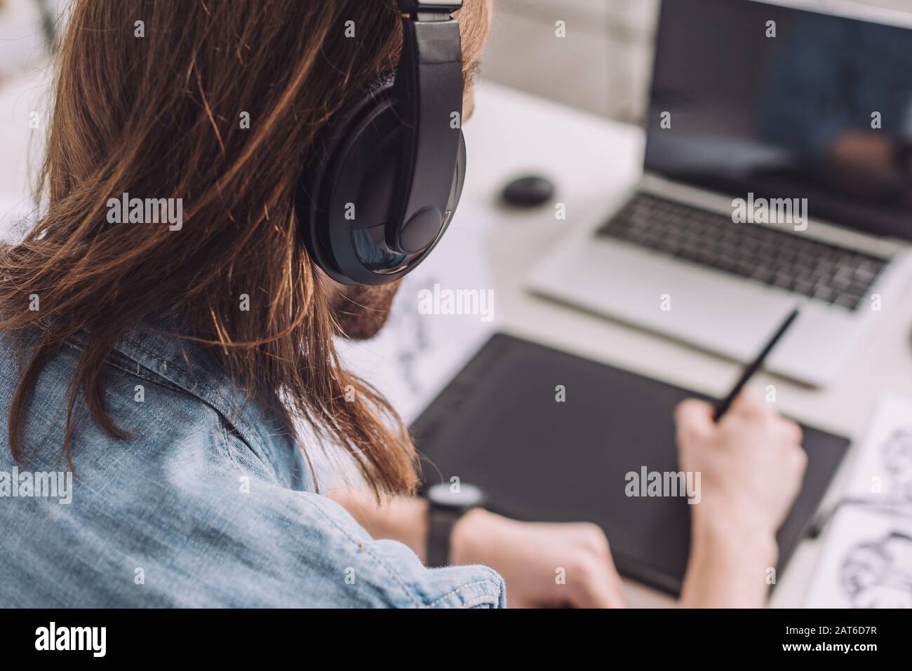 Animator drawing table hi-res stock photography and images - Alamy