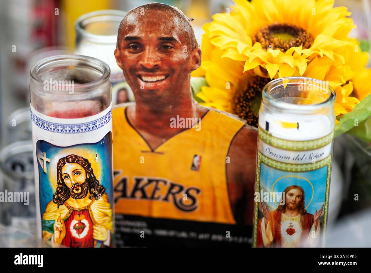 Los Angeles, United States. 29th Jan, 2020. A view of a makeshift memorial in honour of the former NBA star Kobe Bryant outside the Staples Center in Los Angeles.Kobe and his daughter Gianna were among the nine people who died in a helicopter crash. Credit: SOPA Images Limited/Alamy Live News Stock Photo