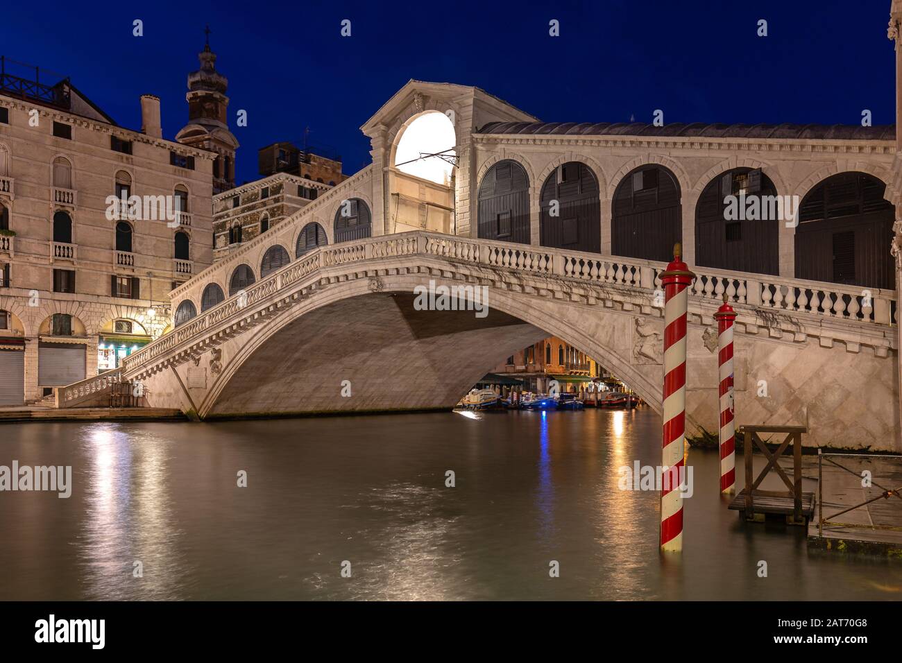 Illuminated Rialto bridge in Venice at night Stock Photo - Alamy