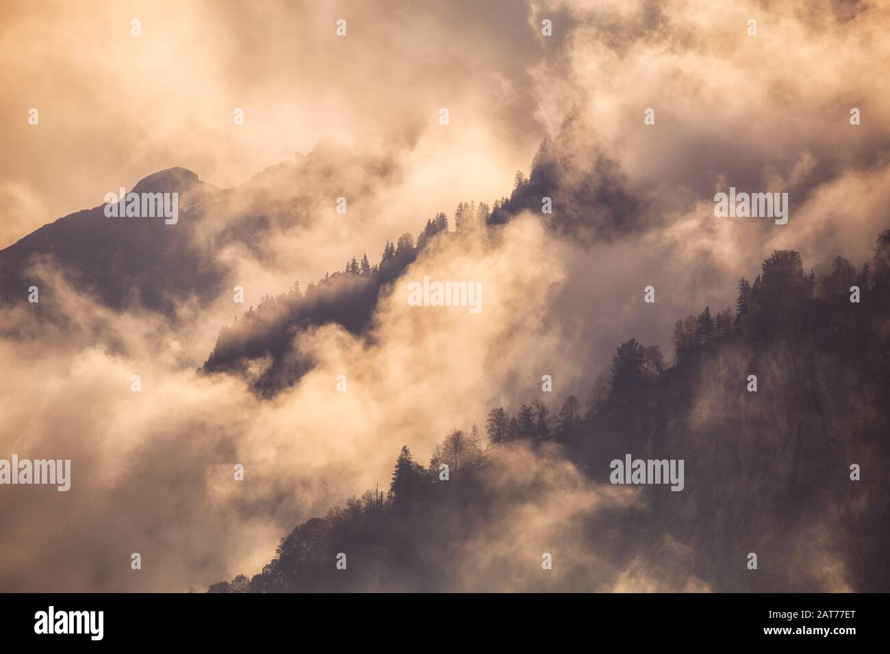 Nebel und Sonne in den herbstlichen Alpen / Fog and sun in the alps in autumn Stock Photo