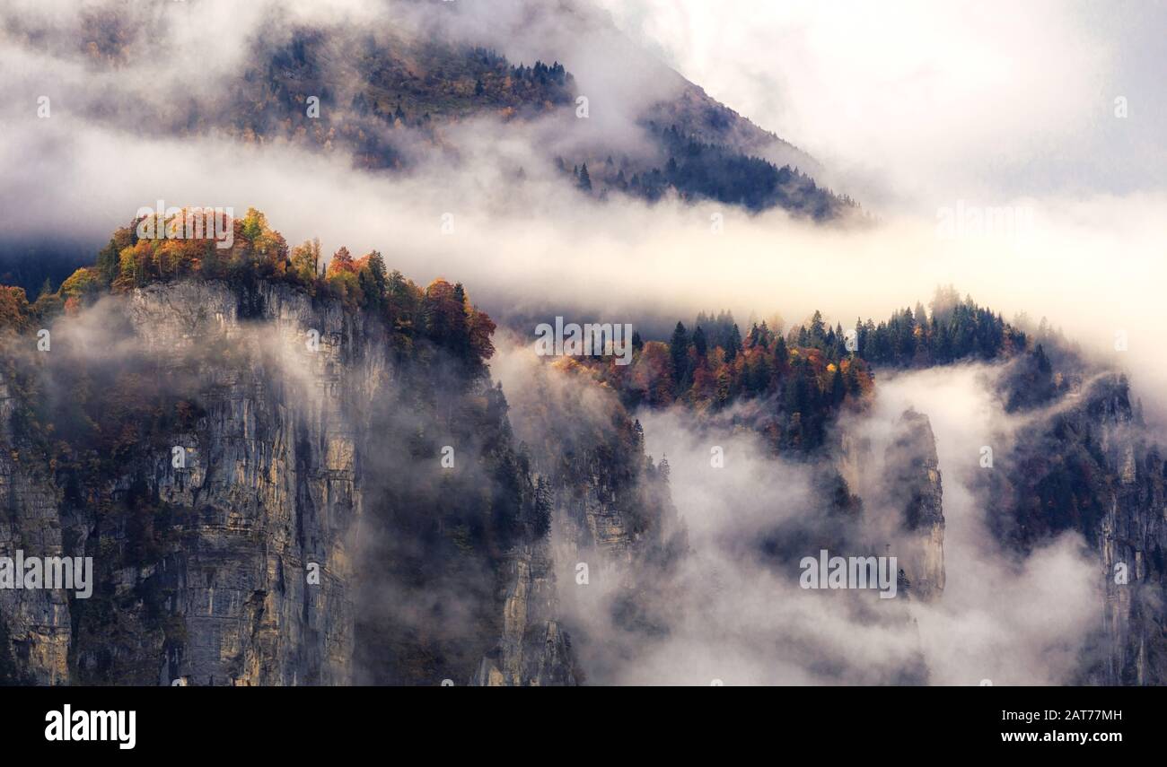Nebel und Sonne in den herbstlichen Alpen / Fog and sun in the alps in autumn Stock Photo