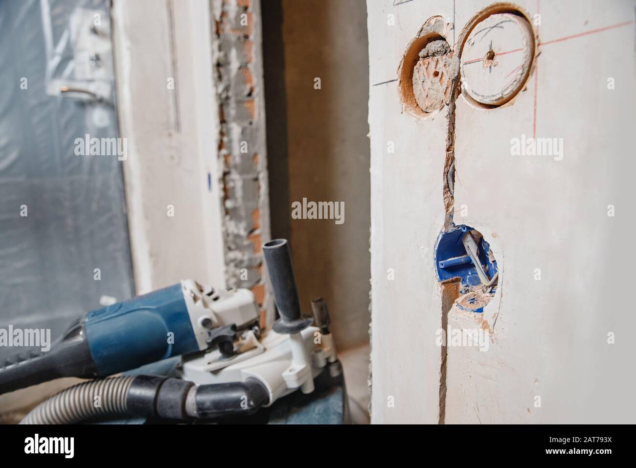 Cutting demolition workman hi-res stock photography and images - Alamy