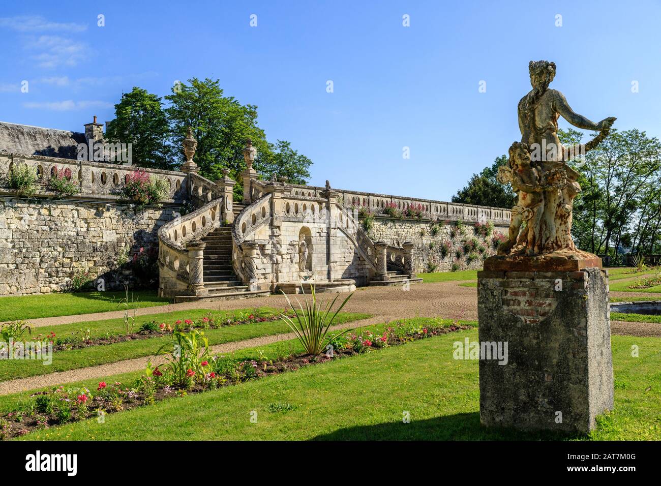 France, Indre, Berry, Valencay, Chateau de Valencay Park and Gardens, staircase to the Jardin de la Duchesse in spring, Flore et l'Amour statue // Fra Stock Photo