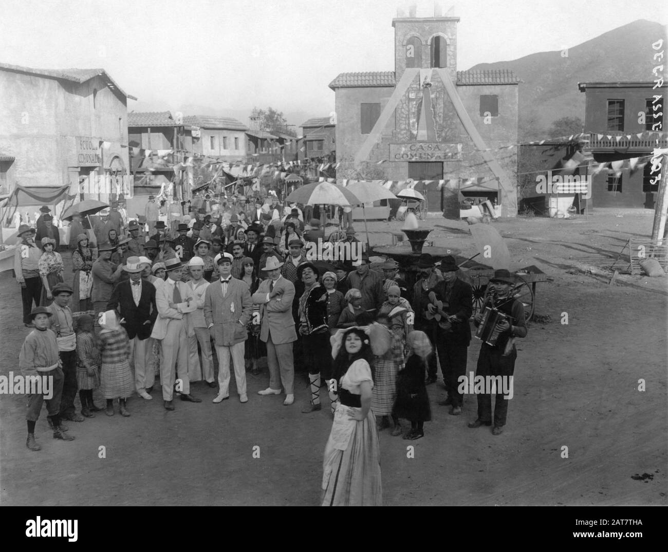 LON CHANEY and LOUISE LOVELY with Cast on set candid group pose during filming of THE GILDED SPIDER 1916 director Joseph De Grasse Silent Movie Bluebird Photoplays Inc. / Universal Film Manufacturing Company Stock Photo