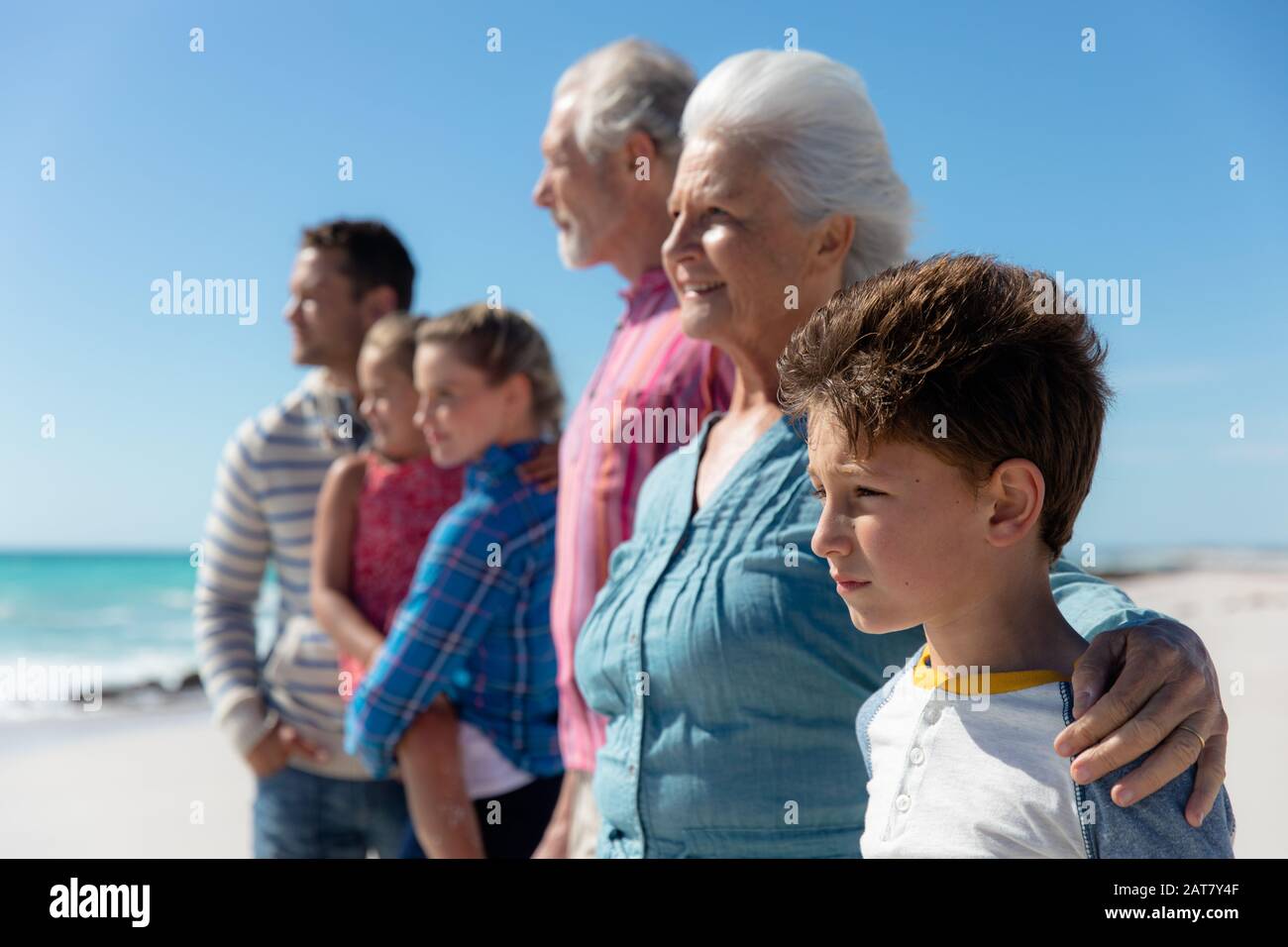 Family relaxing outdoors hi-res stock photography and images - Alamy
