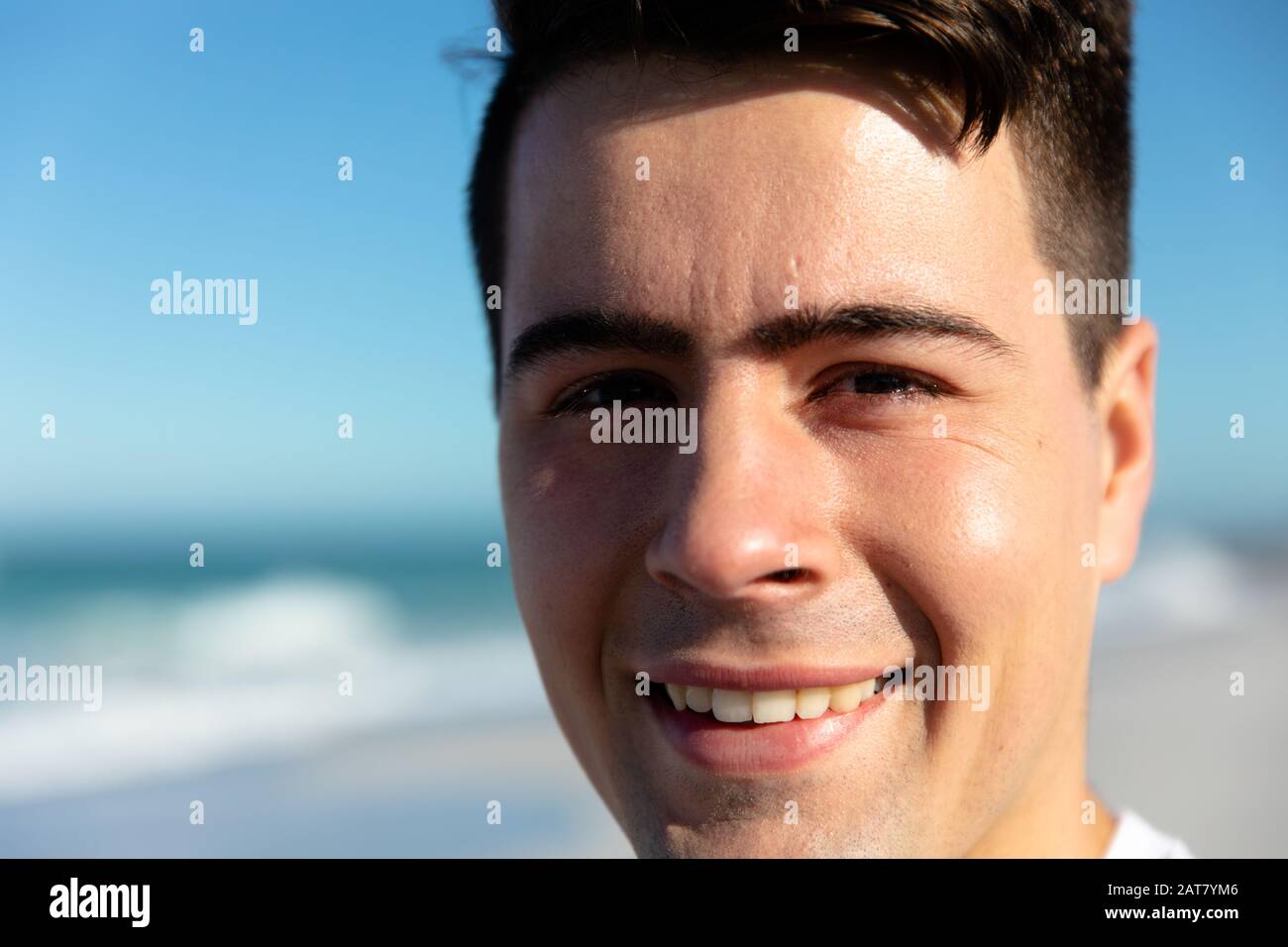 Young man smiling hi-res stock photography and images - Alamy