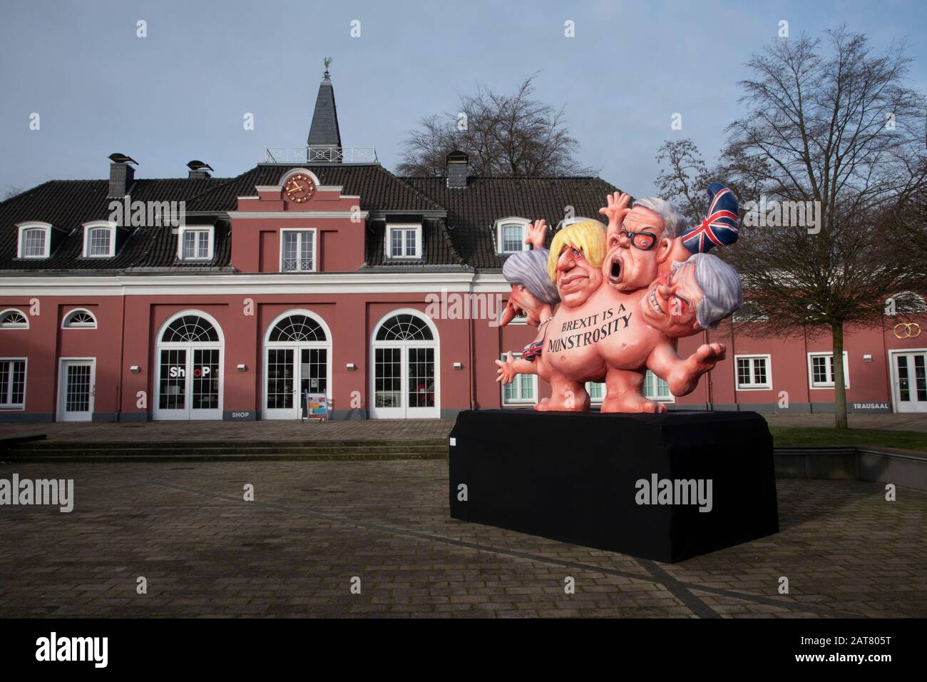 Oberhausen, Deutschland. 30th Jan, 2020. Sculpture in front of Oberhausen Castle, BREXIT IS A MONSTROSITY, press conference on the occasion of the exhibition, Jacques Tilly C Politics and Provocation C Caricatures XXL, in the LUDWIGGALERIE Schloss Oberhausen, on January 30th, 2020, | usage worldwide Credit: dpa/Alamy Live News Stock Photo