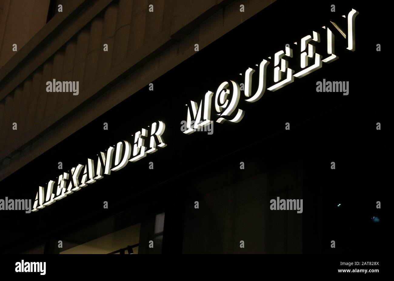 das Logo der Marke/ the logo of the brand "Alexander McQueen", Wien,  Oesterreich/ Vienna, Austria (nur fuer redaktionelle Verwendung. Keine  Werbung. R Stock Photo - Alamy