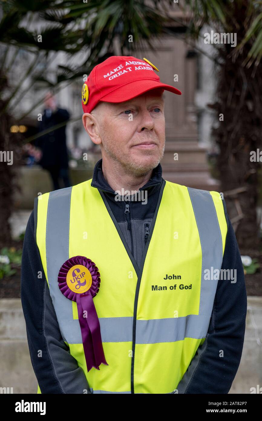 London, UK. 31 January 2020. Pro-Brexit & UKIP supporter wearing a yellow high visibility jacket and 'Make America Great Again' red baseball cap. Stock Photo