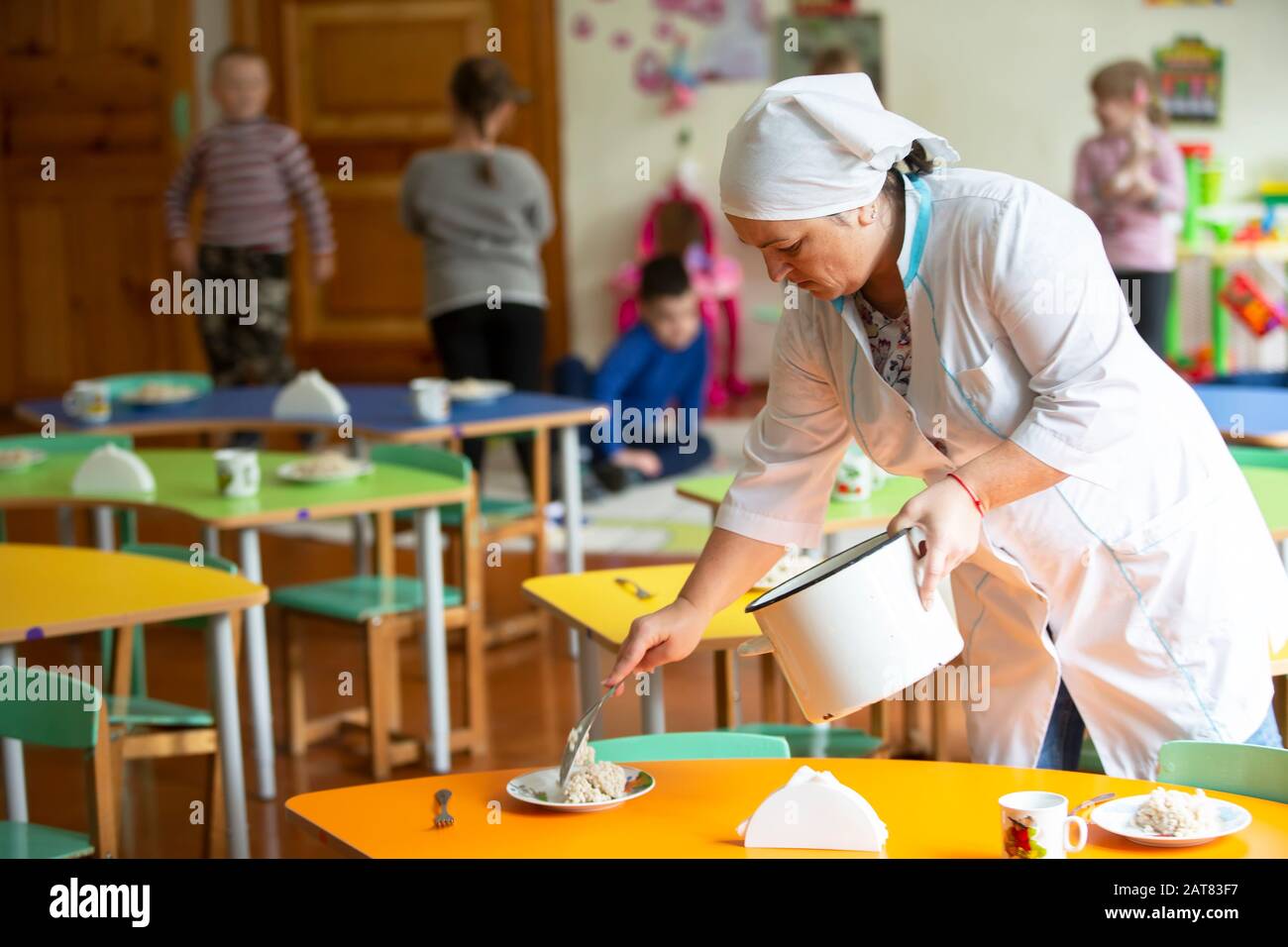 Нянечка в саду. Нянечка в саду