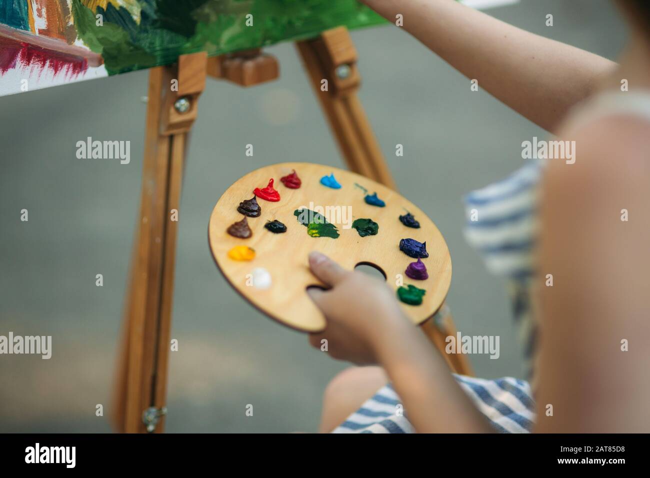 Palette with paints and spatula. Drawing a picture Stock Photo - Alamy