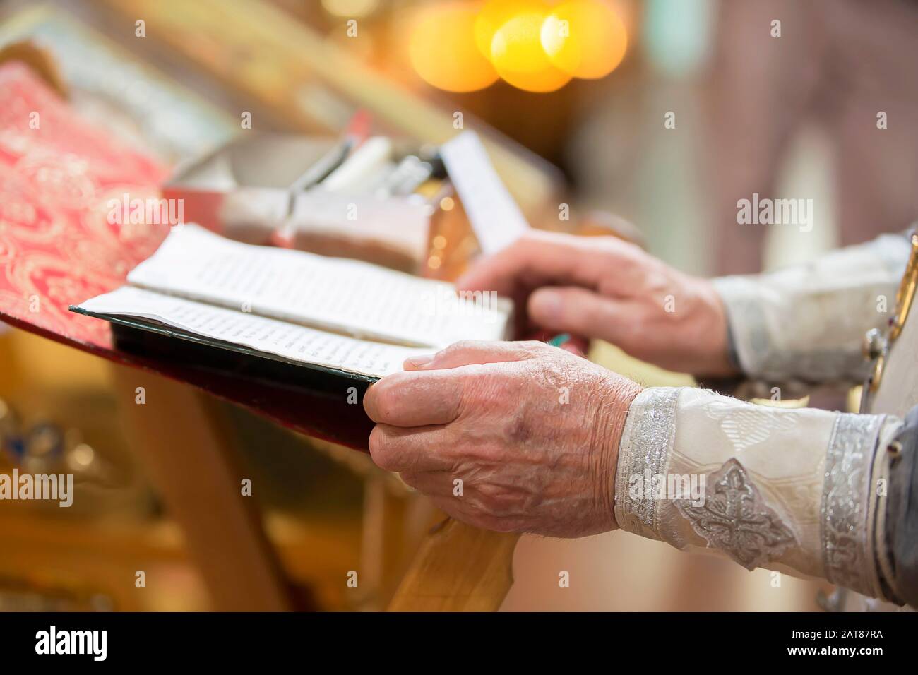 Praying hands on open bible hi-res stock photography and images - Alamy