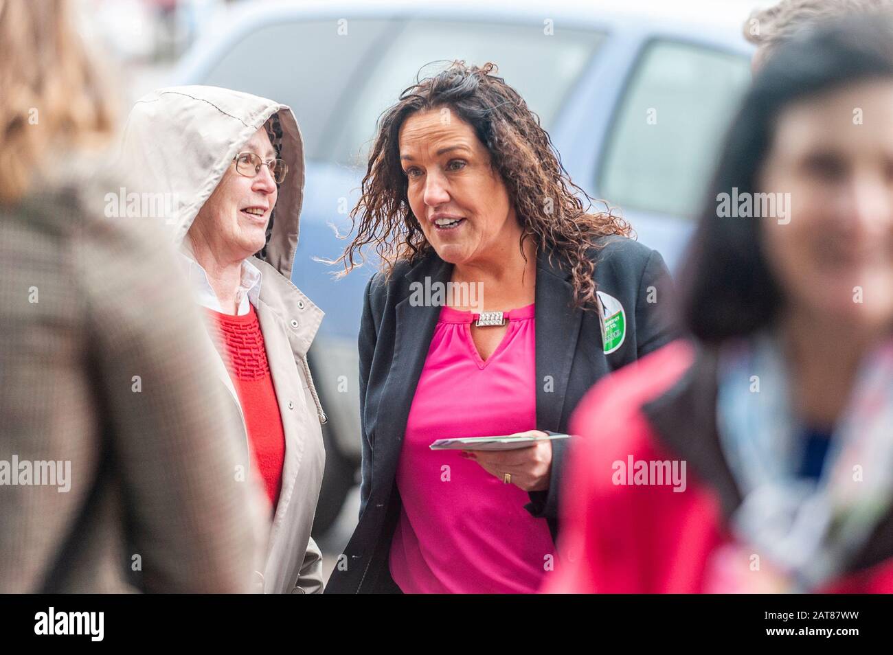 Bantry, West Cork, Ireland. 31st Jan, 2020. Bantry Friday Market was a hive of activity today with 4 general election candidates canvassing the locals. Magaret Murphy-O'Mahony TD was out and about canvassing with her team. Credt Credit: Andy Gibson/Alamy Live News Stock Photo