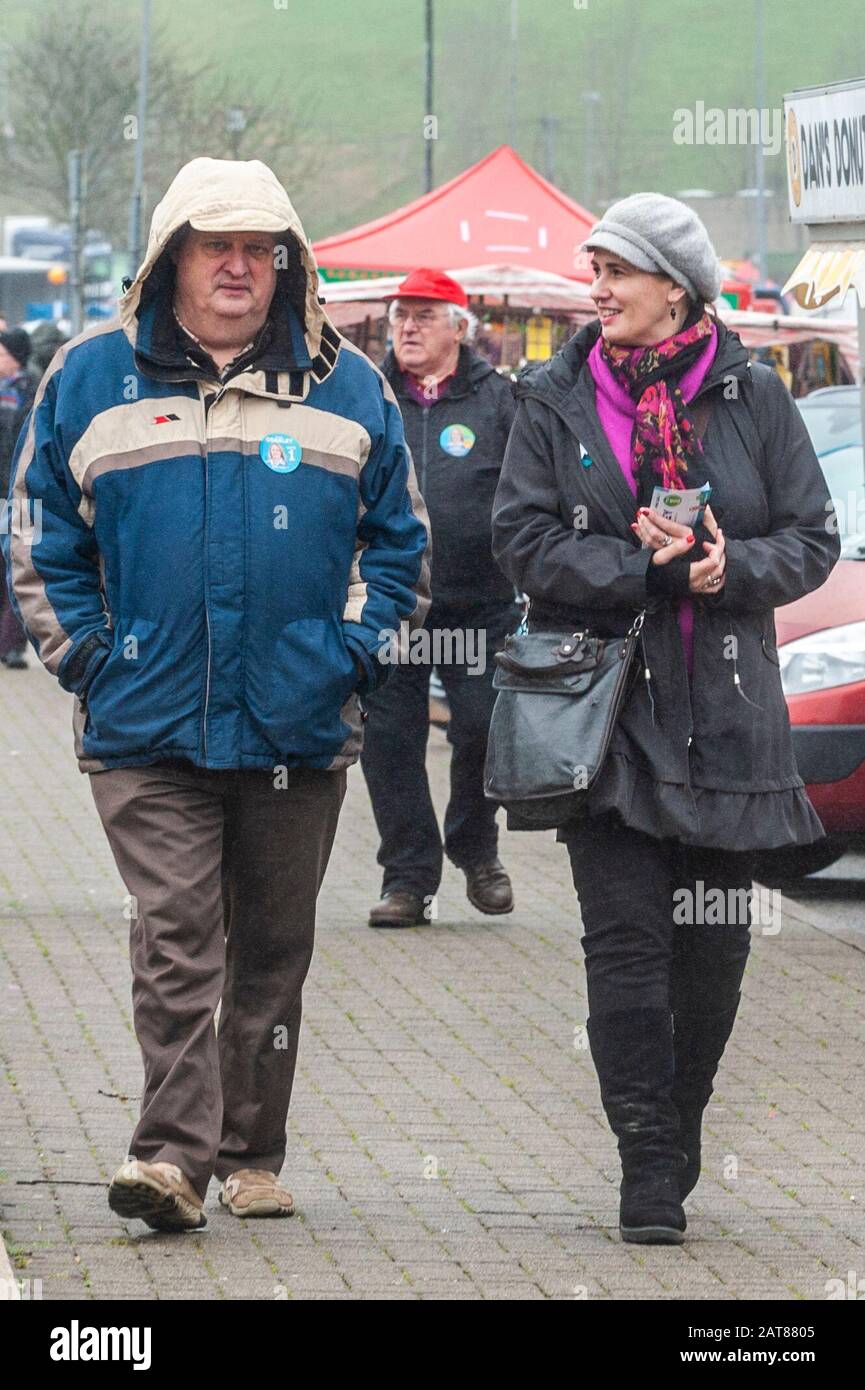 Bantry, West Cork, Ireland. 31st Jan, 2020. Bantry Friday Market was a hive of activity today with 4 general election candidates canvassing the locals. Karen Coakley (FG) was out and about canvassing with her team. Credt Credit: Andy Gibson/Alamy Live News Stock Photo