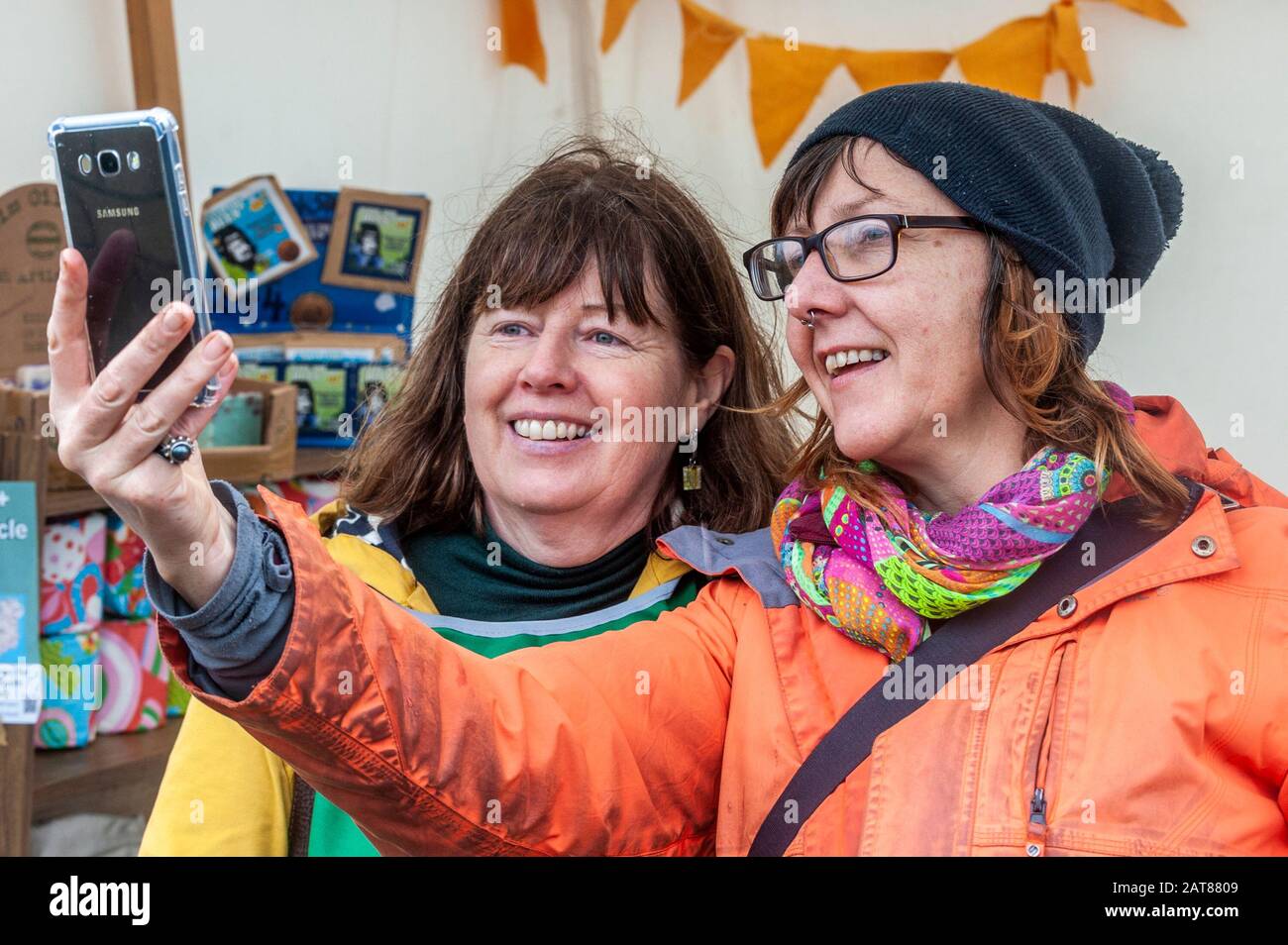 Bantry, West Cork, Ireland. 31st Jan, 2020. Bantry Friday Market was a hive of activity today with 4 general election candidates canvassing the locals. Bernadette Connolly (Greens) was out and about canvassing with her team. She took time for a selfie with Sarah Walsh from Cork city. Credt Credit: Andy Gibson/Alamy Live News Stock Photo