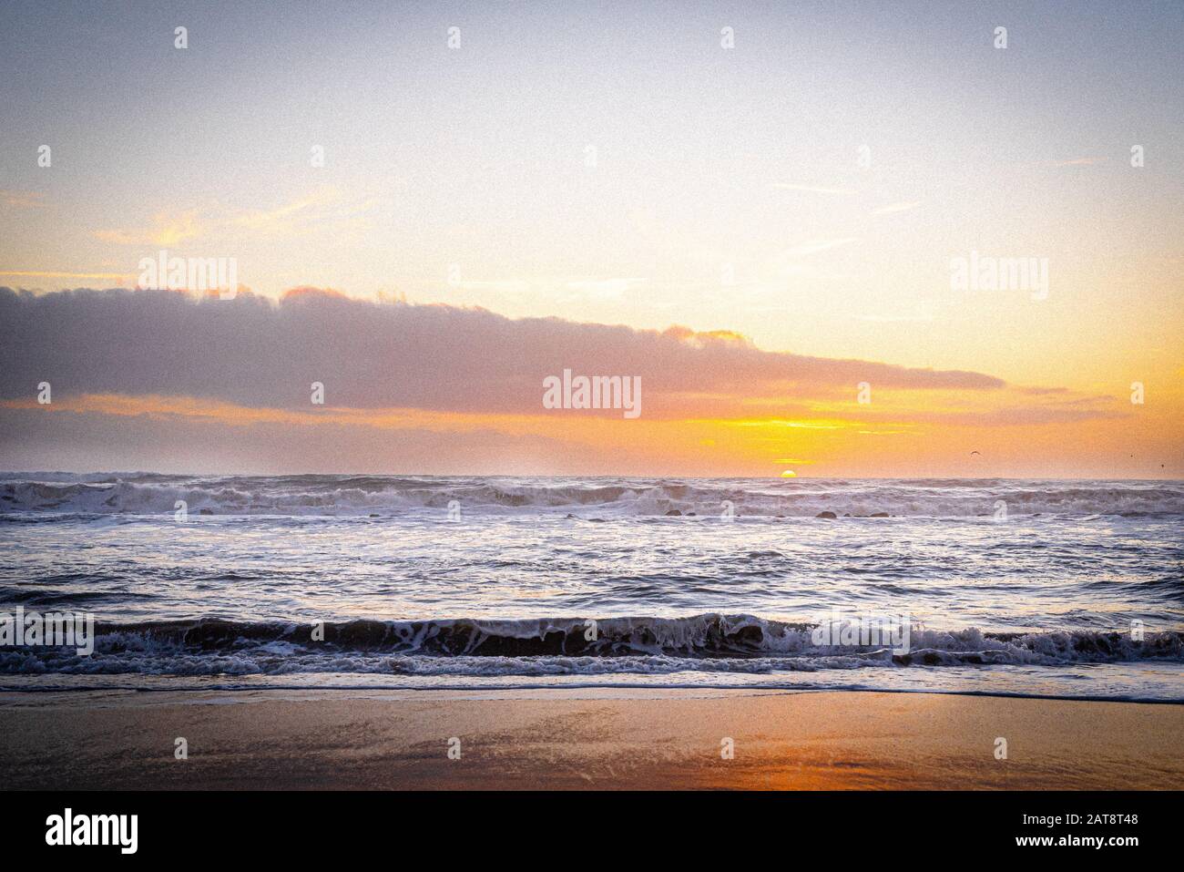 Vintage beach scene sun hi-res stock photography and images - Alamy