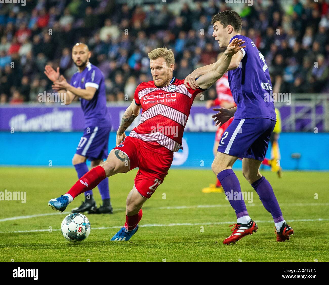 Aue, Germany. 31st Jan, 2020. Football: 2nd Bundesliga, FC Erzgebirge Aue - Arminia Bielefeld, 20th matchday, at the Sparkassen-Erzgebirgsstadion. Aues Jacob Rasmussen (r) against Bielefeld's Andreas Voglsammer. Credit: Robert Michael/dpa - IMPORTANT NOTE: In accordance with the regulations of the DFL Deutsche Fußball Liga and the DFB Deutscher Fußball-Bund, it is prohibited to exploit or have exploited in the stadium and/or from the game taken photographs in the form of sequence images and/or video-like photo series./dpa/Alamy Live News Stock Photo
