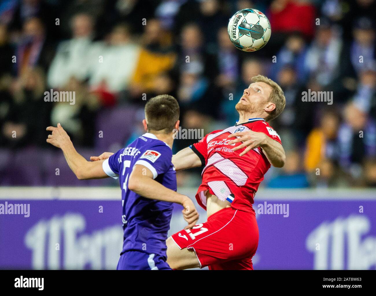 Aue, Germany. 31st Jan, 2020. Football: 2nd Bundesliga, FC Erzgebirge Aue - Arminia Bielefeld, 20th matchday, at the Sparkassen-Erzgebirgsstadion. Bielefeld's Andreas Voglsammer (r) against Aues Marko Mihojevic. Credit: Robert Michael/dpa - IMPORTANT NOTE: In accordance with the regulations of the DFL Deutsche Fußball Liga and the DFB Deutscher Fußball-Bund, it is prohibited to exploit or have exploited in the stadium and/or from the game taken photographs in the form of sequence images and/or video-like photo series./dpa/Alamy Live News Stock Photo