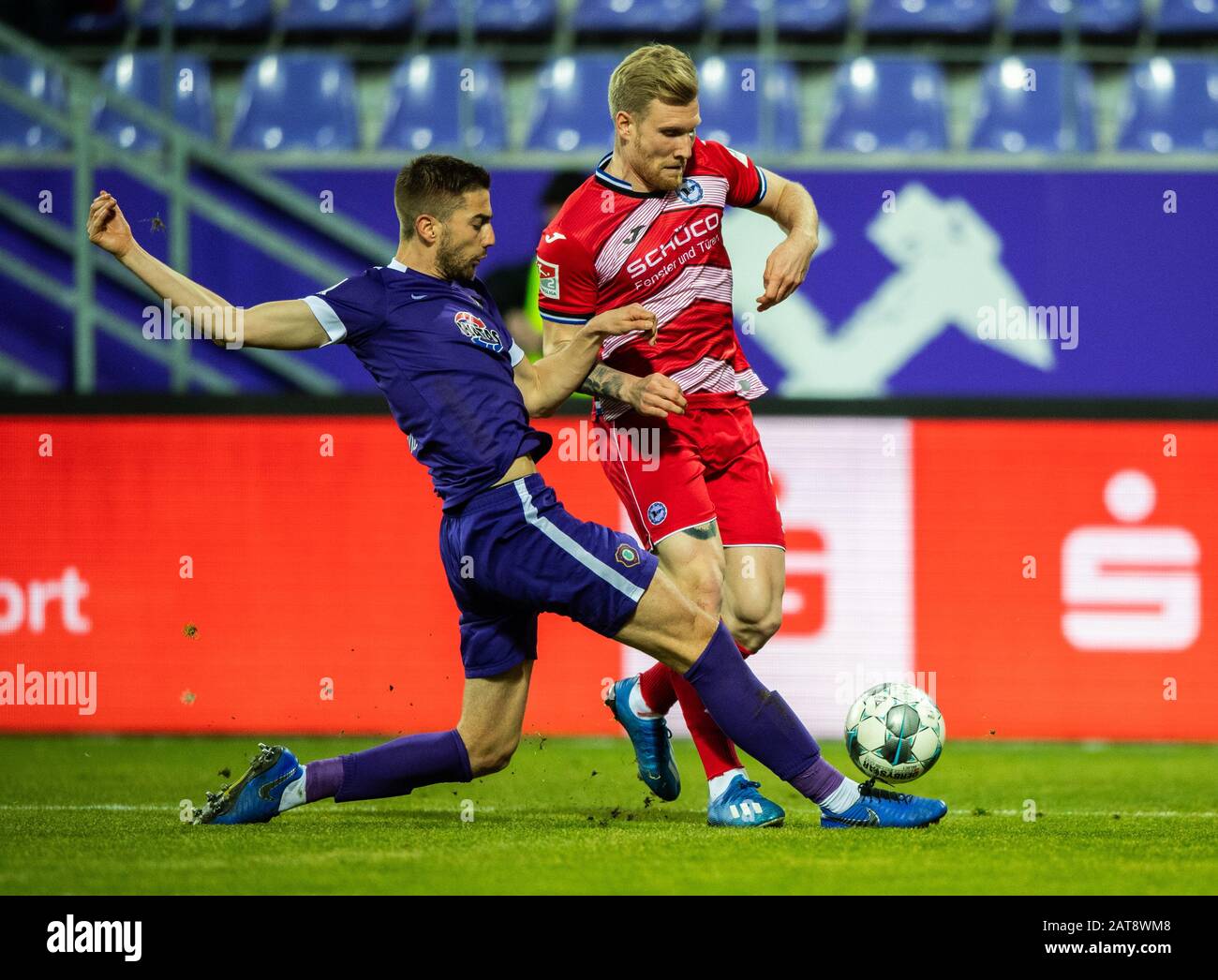 Aue, Germany. 31st Jan, 2020. Football: 2nd Bundesliga, FC Erzgebirge Aue - Arminia Bielefeld, 20th matchday, at the Sparkassen-Erzgebirgsstadion. Aues Marko Mihojevic (l) against Bielefeld's Andreas Voglsammer. Credit: Robert Michael/dpa - IMPORTANT NOTE: In accordance with the regulations of the DFL Deutsche Fußball Liga and the DFB Deutscher Fußball-Bund, it is prohibited to exploit or have exploited in the stadium and/or from the game taken photographs in the form of sequence images and/or video-like photo series./dpa/Alamy Live News Stock Photo