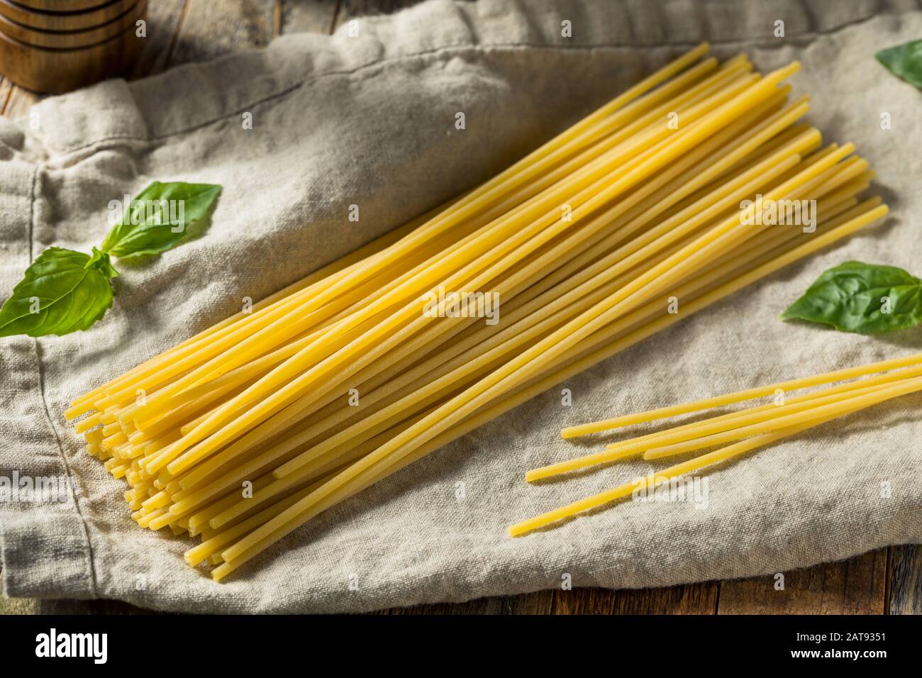 https://c8.alamy.com/comp/2AT9351/raw-organic-bucatini-pasta-in-a-bunch-2AT9351.jpg