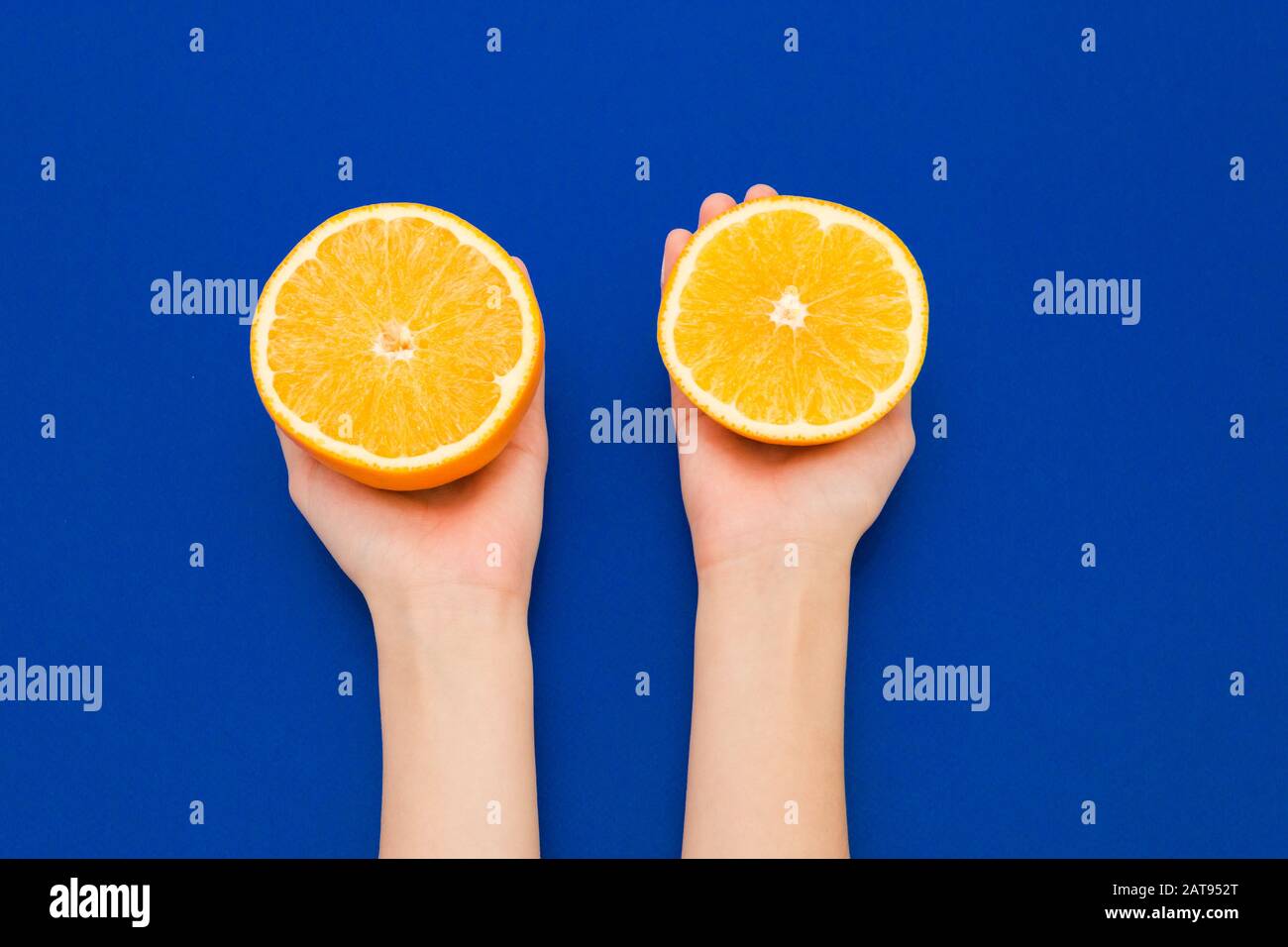 Hand holding half orange hi-res stock photography and images - Alamy