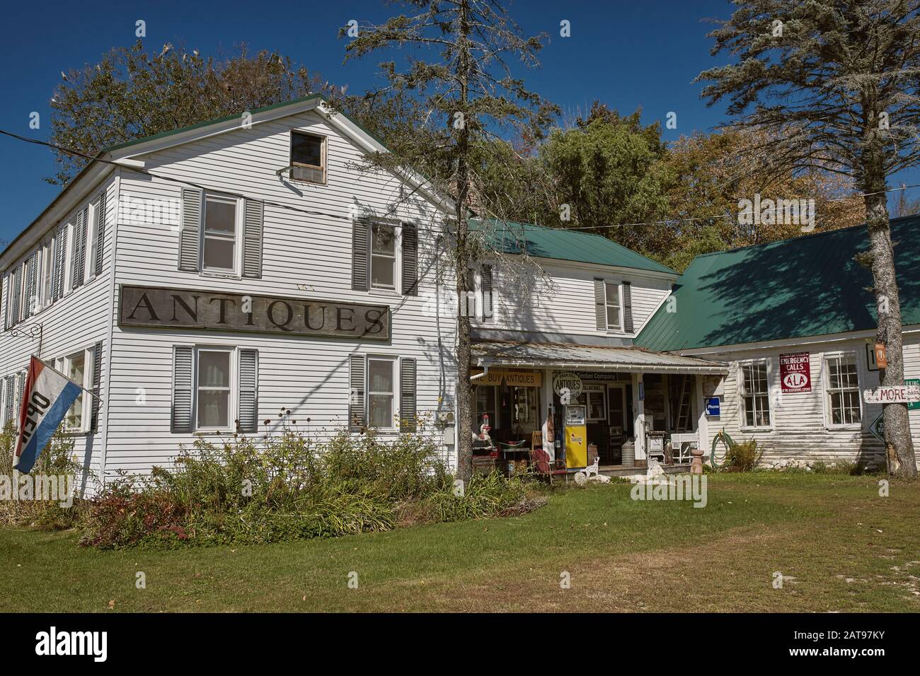 Bethel, Maine - September 28th, 2019:  Exterior of Steam Mill Antiques historic farmhouse in the White Mountains of Maine. Stock Photo