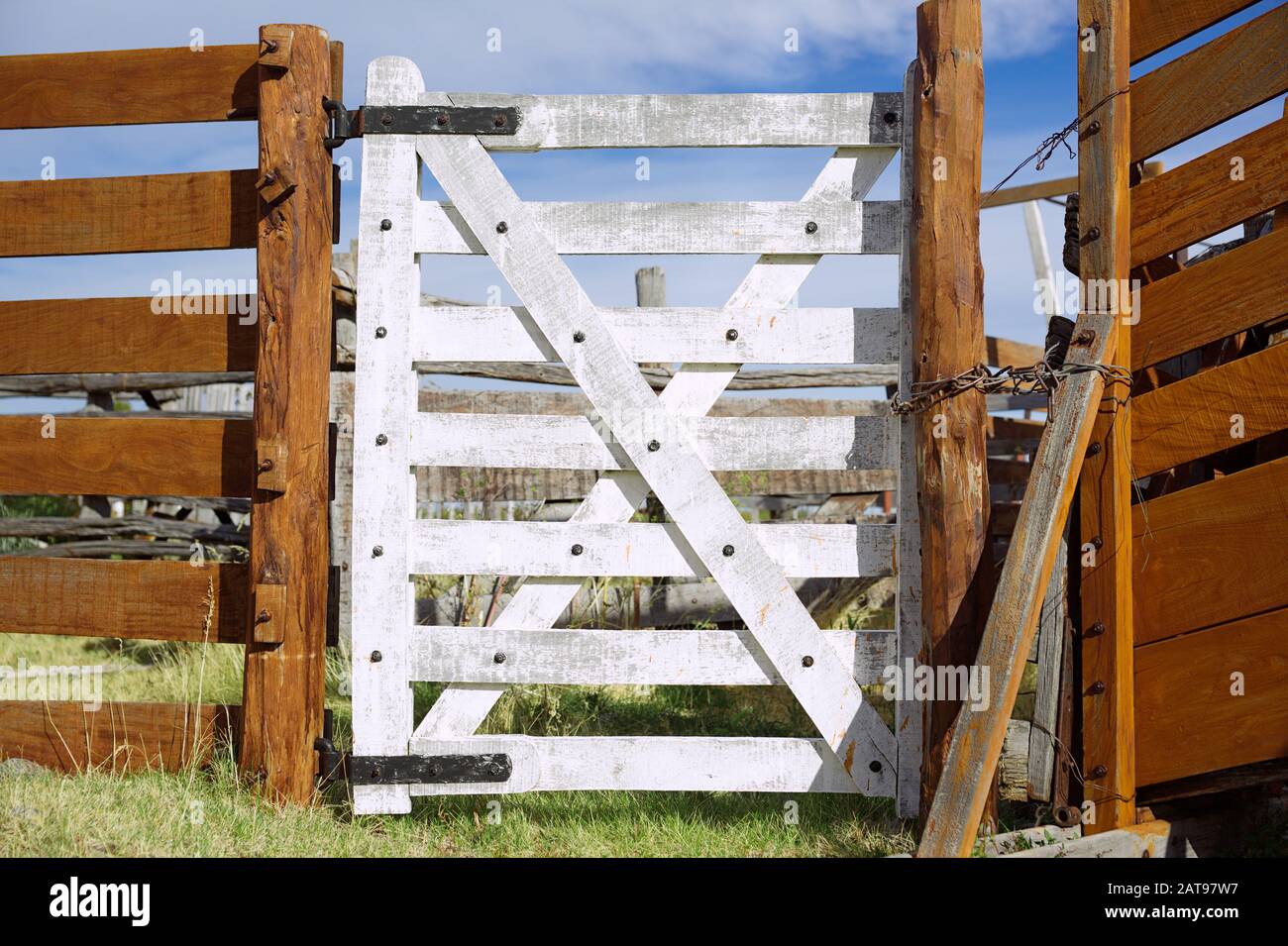 Estancia La Quinta: the wooden gate to the Patagonian steppe, locked with chain. El Chaltén, Patagonia, Argentina Stock Photo
